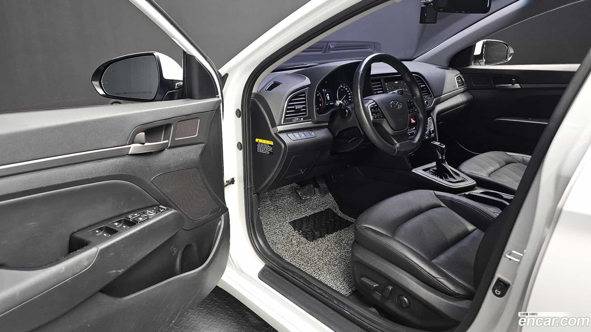 AVANTE Hyundai 2015.10-OPTION-015