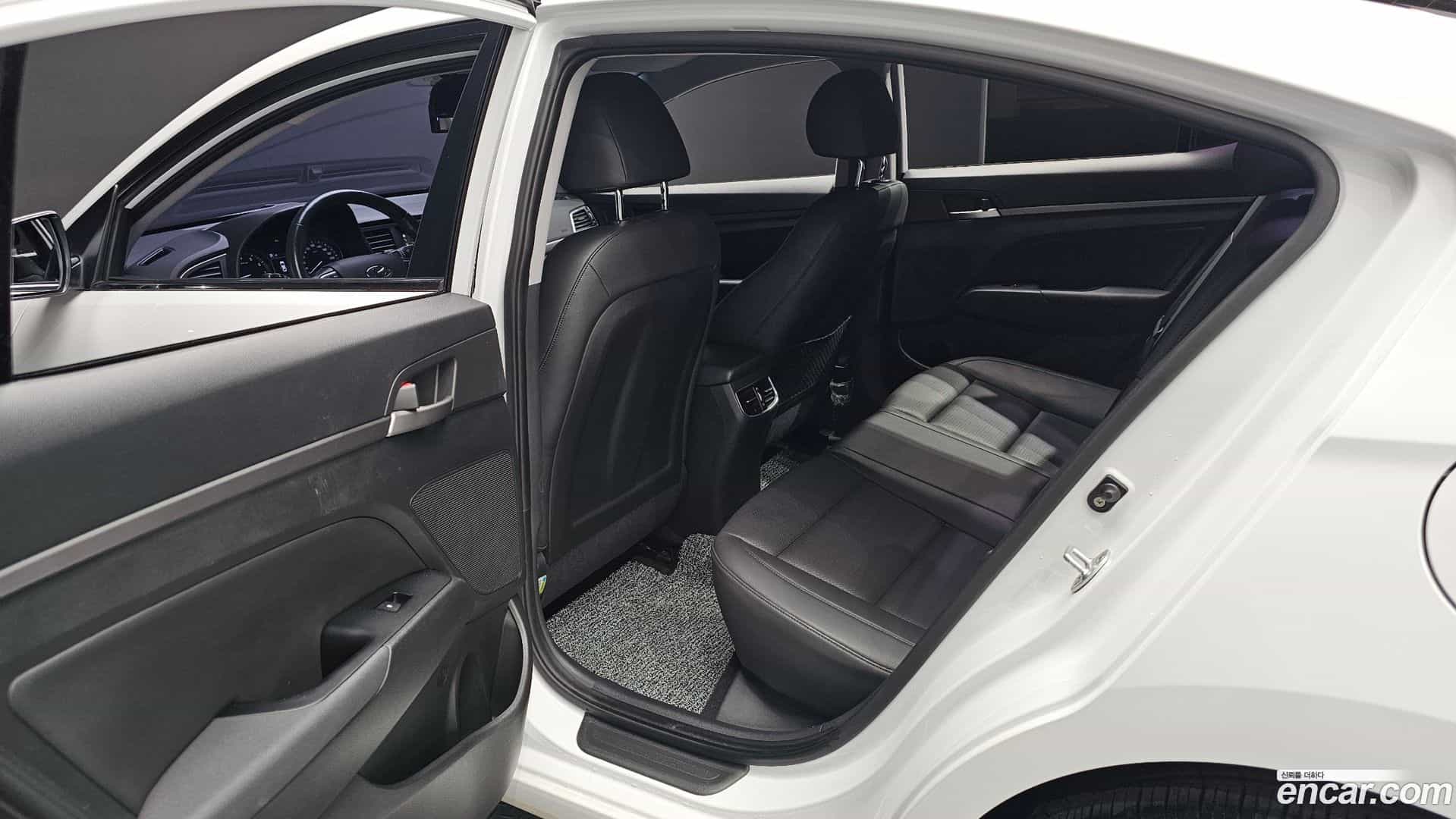 AVANTE Hyundai 2015.10-OPTION-016