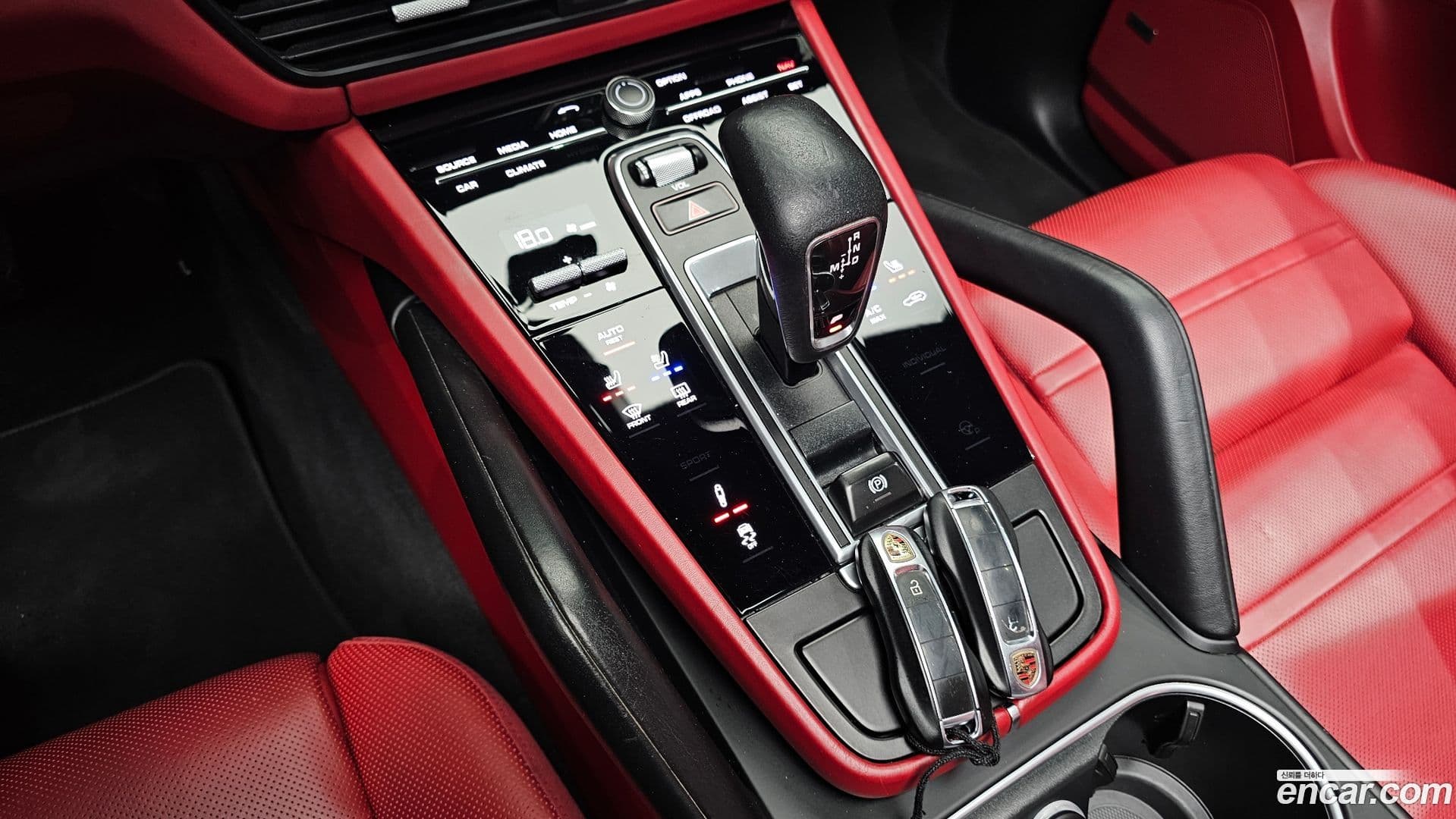 Main__Slider__Photo:Cayenne Porsche 2020.4-8