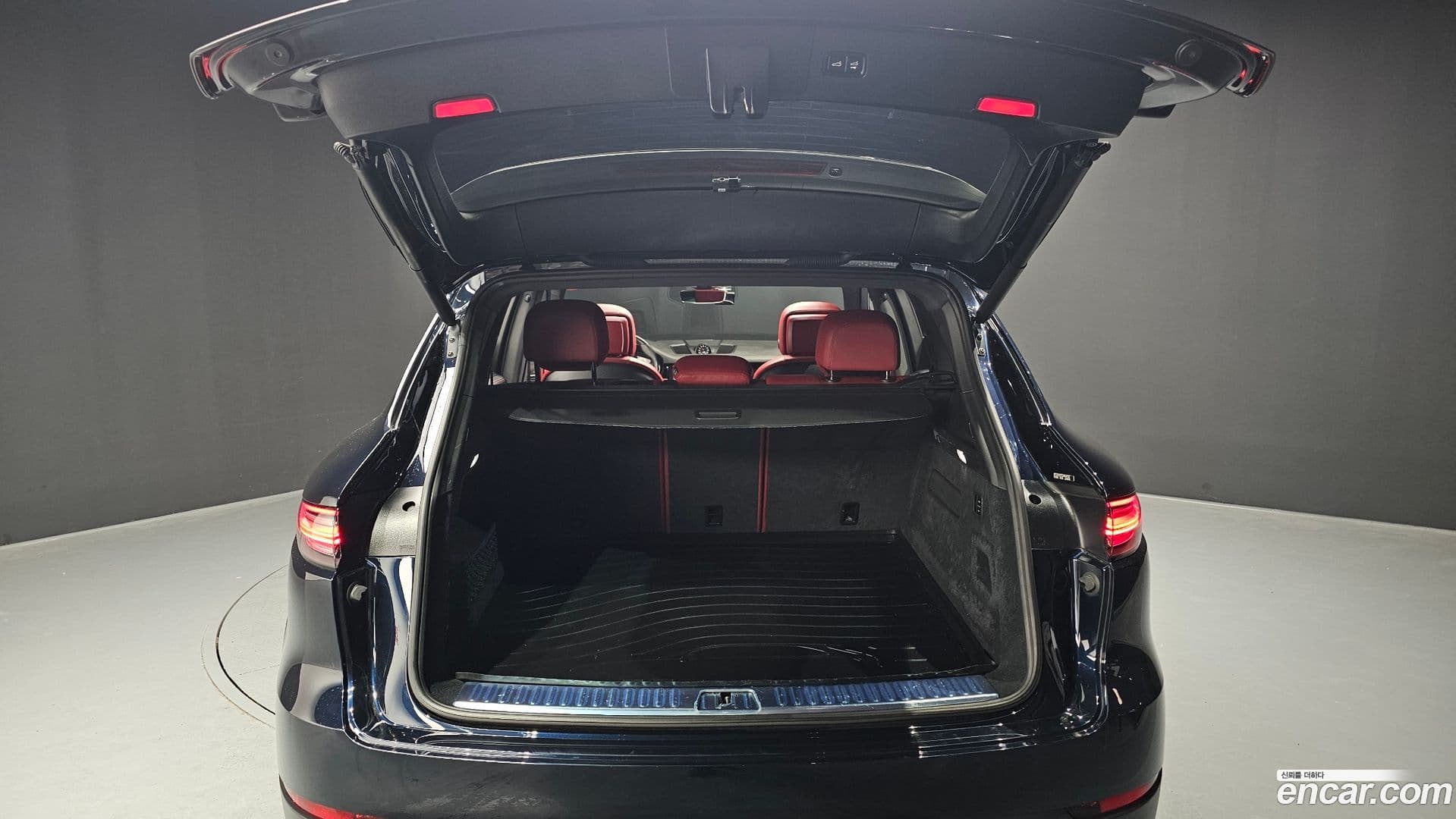 Main__Slider__Photo:Cayenne Porsche 2020.4-18
