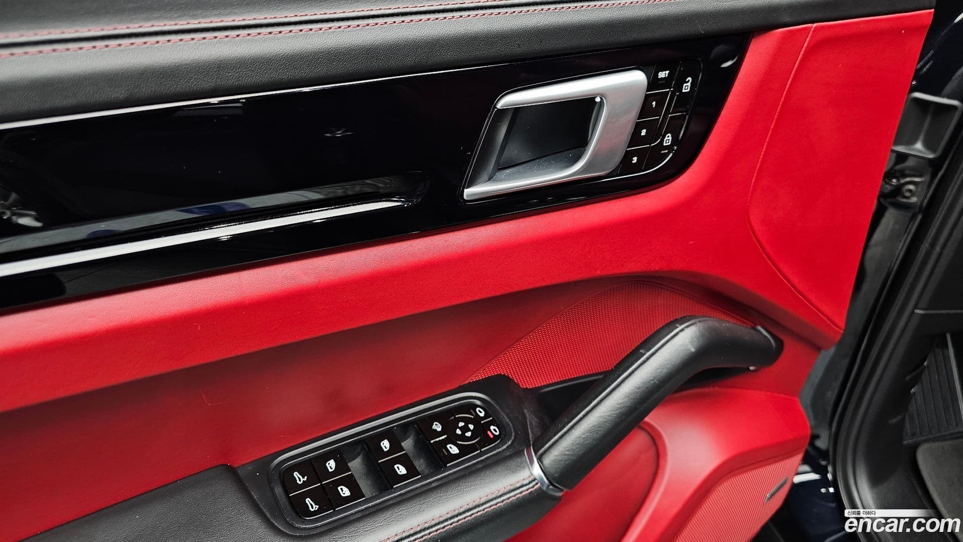 Main__Slider__Photo:Cayenne Porsche 2020.4-29