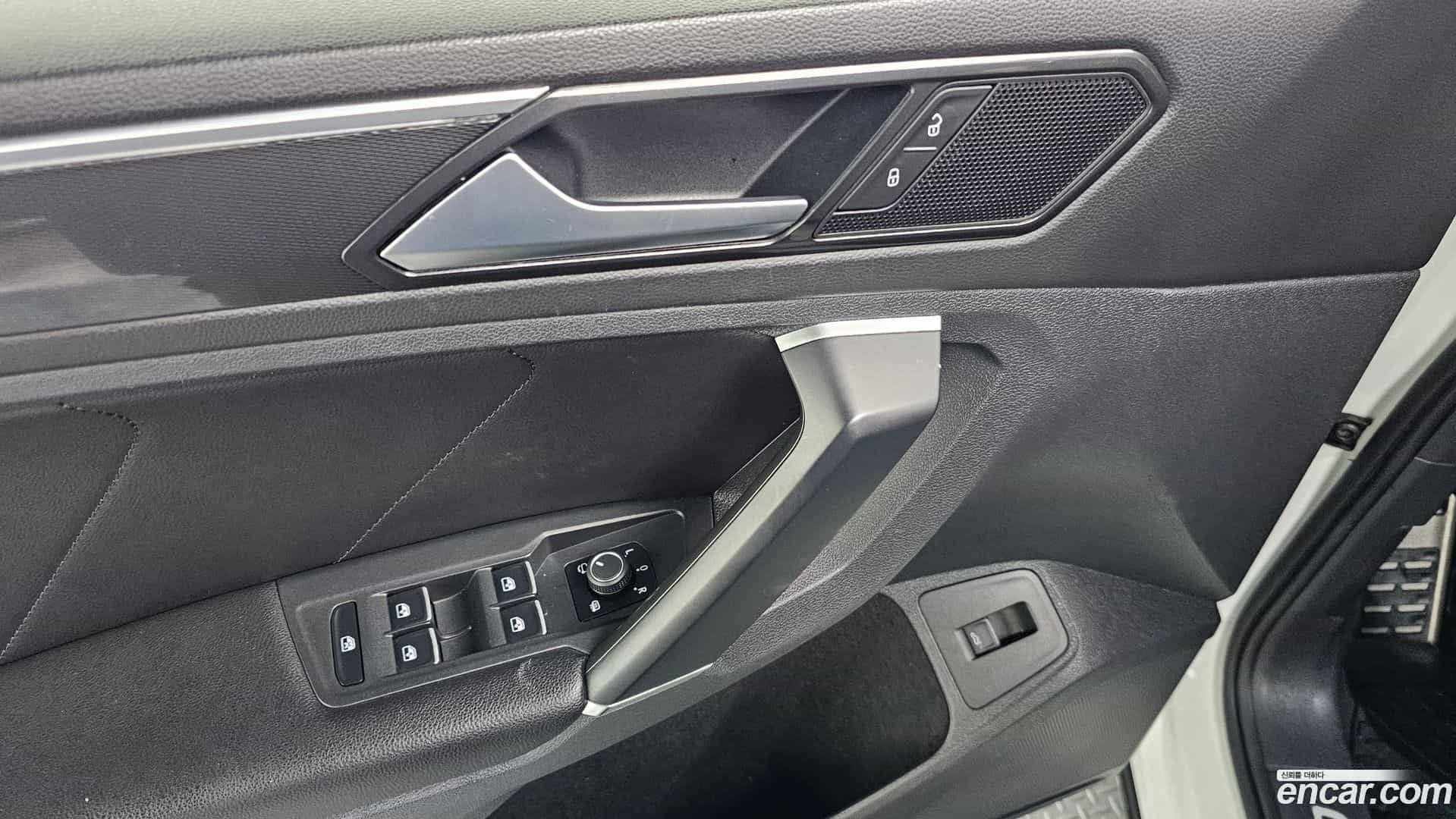 Tiguan Volkswagen 2018.10-OPTION-041