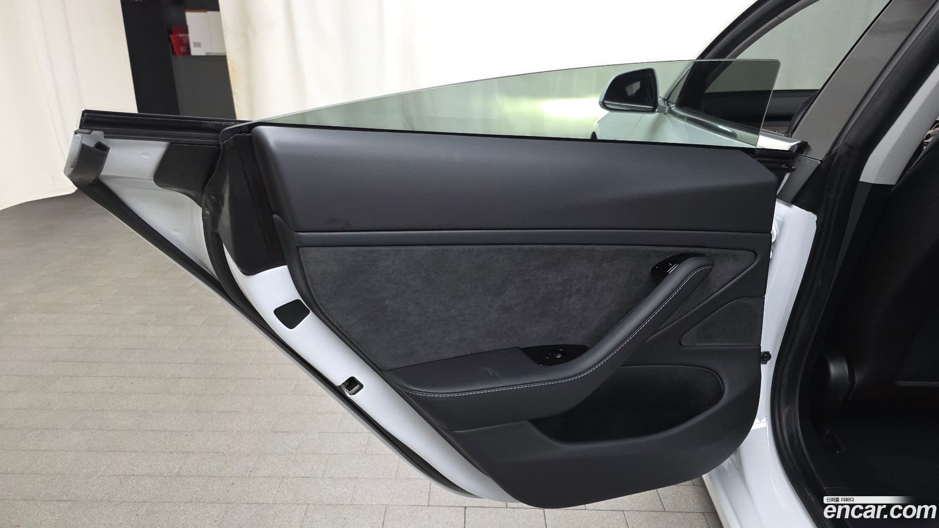 Main__Slider__Photo:Model 3 Tesla 2020.8-24