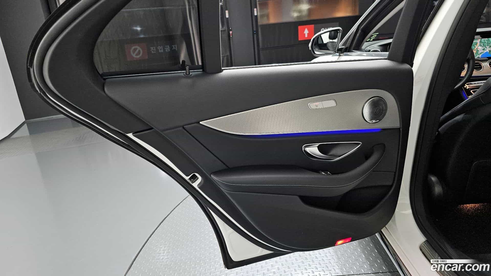 E-Class Mercedes-Benz 2018.2-INNER-035