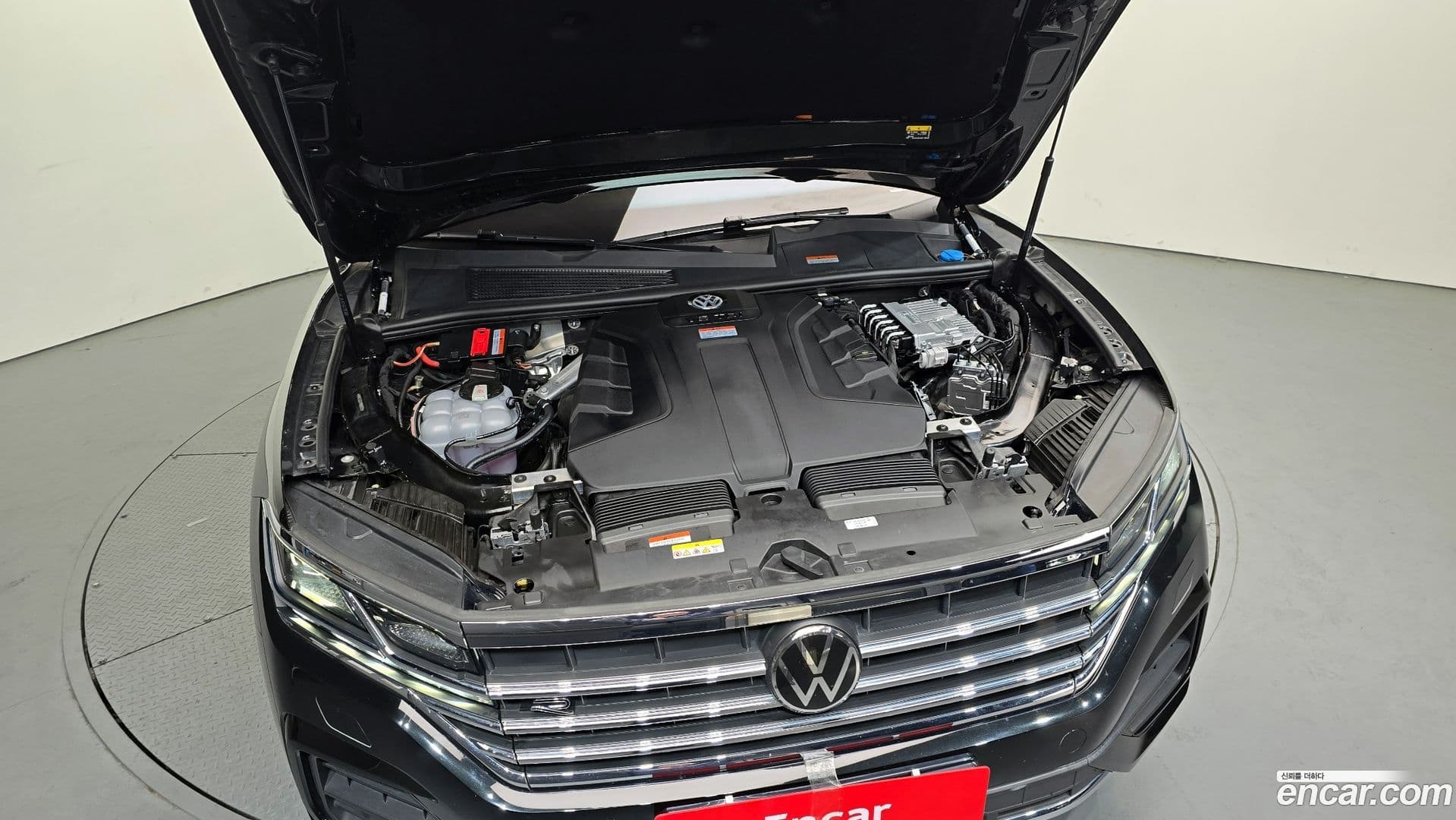 Main__Slider__Photo:Touareg Volkswagen 2023.8-5