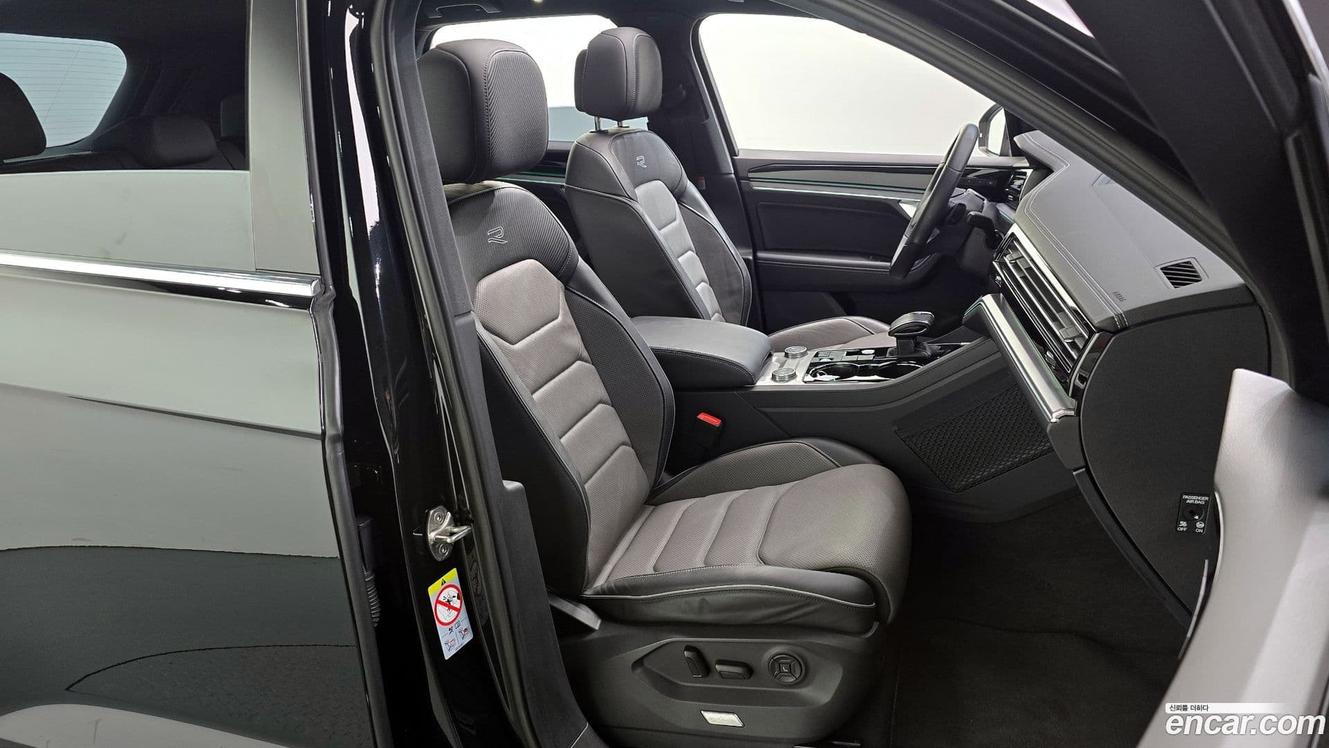 Main__Slider__Photo:Touareg Volkswagen 2023.8-11