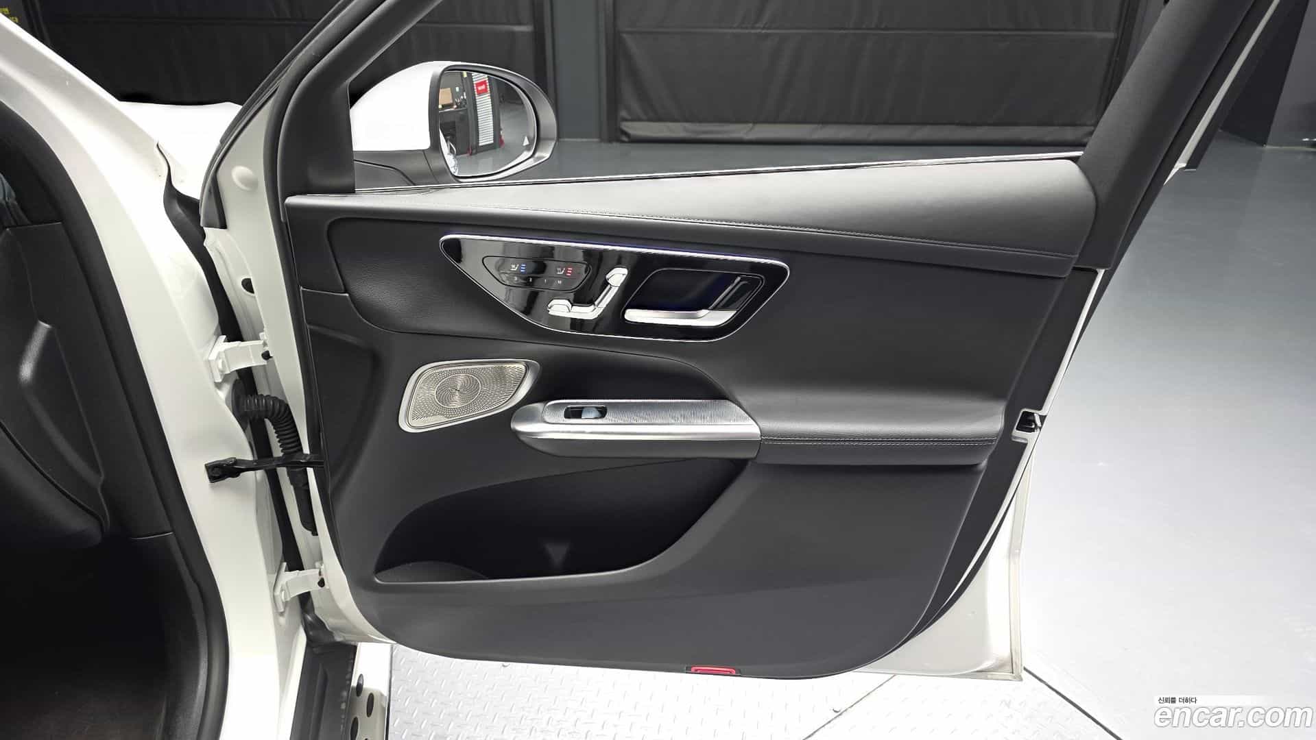 GLC-Class Mercedes-Benz 2024.0-INNER-034