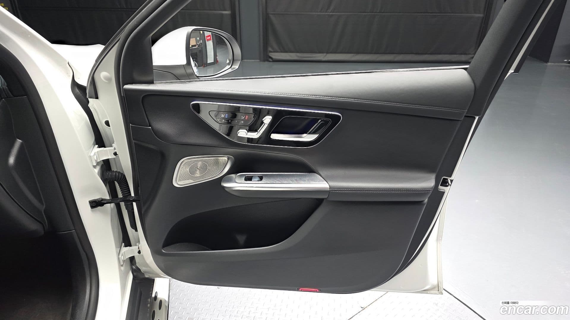 Main__Slider__Photo:GLC-Class Mercedes-Benz 2024.0-23