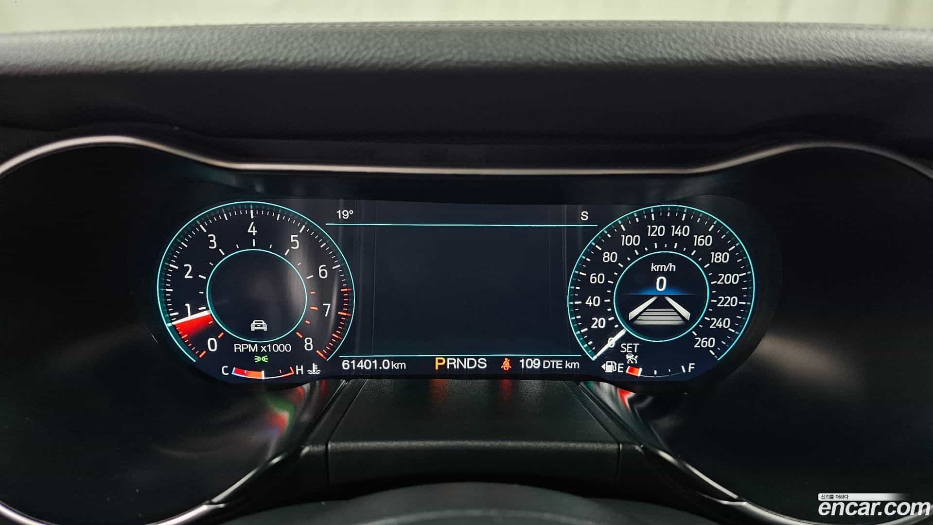 Mustang Ford 2022.11-INNER-008