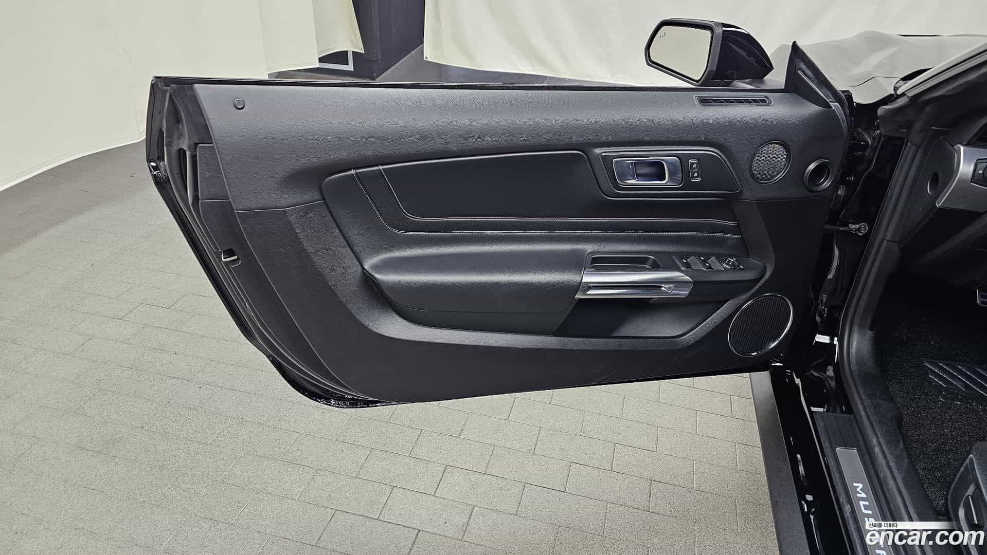 Mustang Ford 2022.11-INNER-034