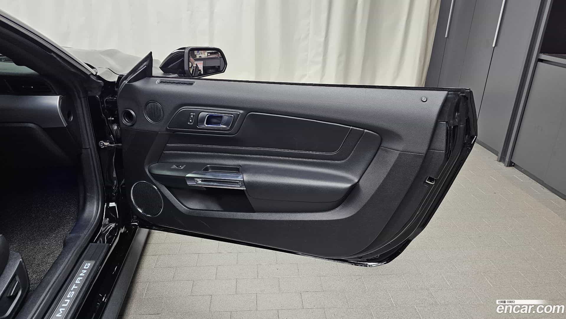 Mustang Ford 2022.11-INNER-035