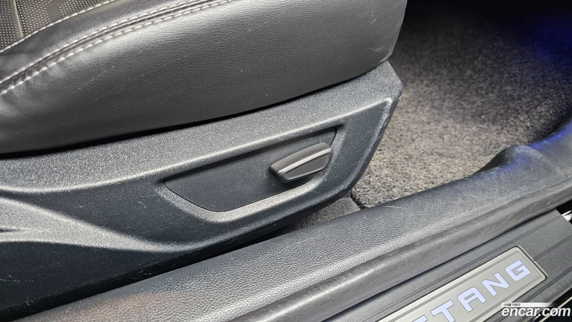 Mustang Ford 2022.11-INNER-036