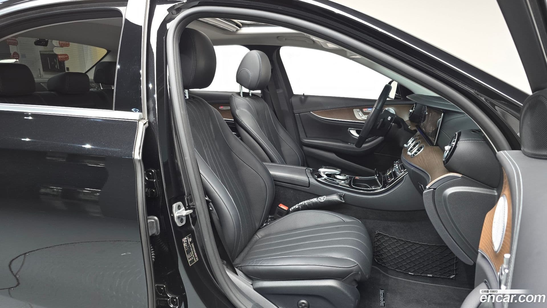 Main__Slider__Photo:E-Class Mercedes-Benz 2020.4-11