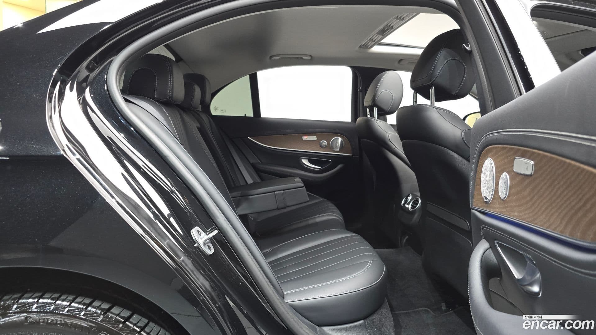 Main__Slider__Photo:E-Class Mercedes-Benz 2020.4-12