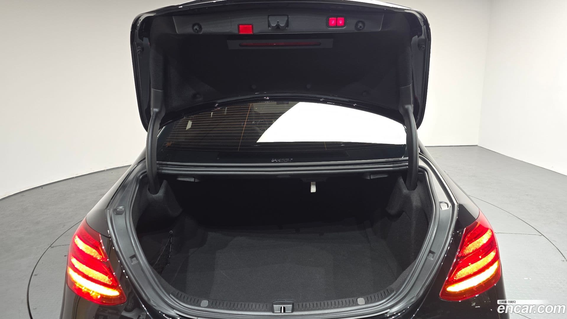 Main__Slider__Photo:E-Class Mercedes-Benz 2020.4-27