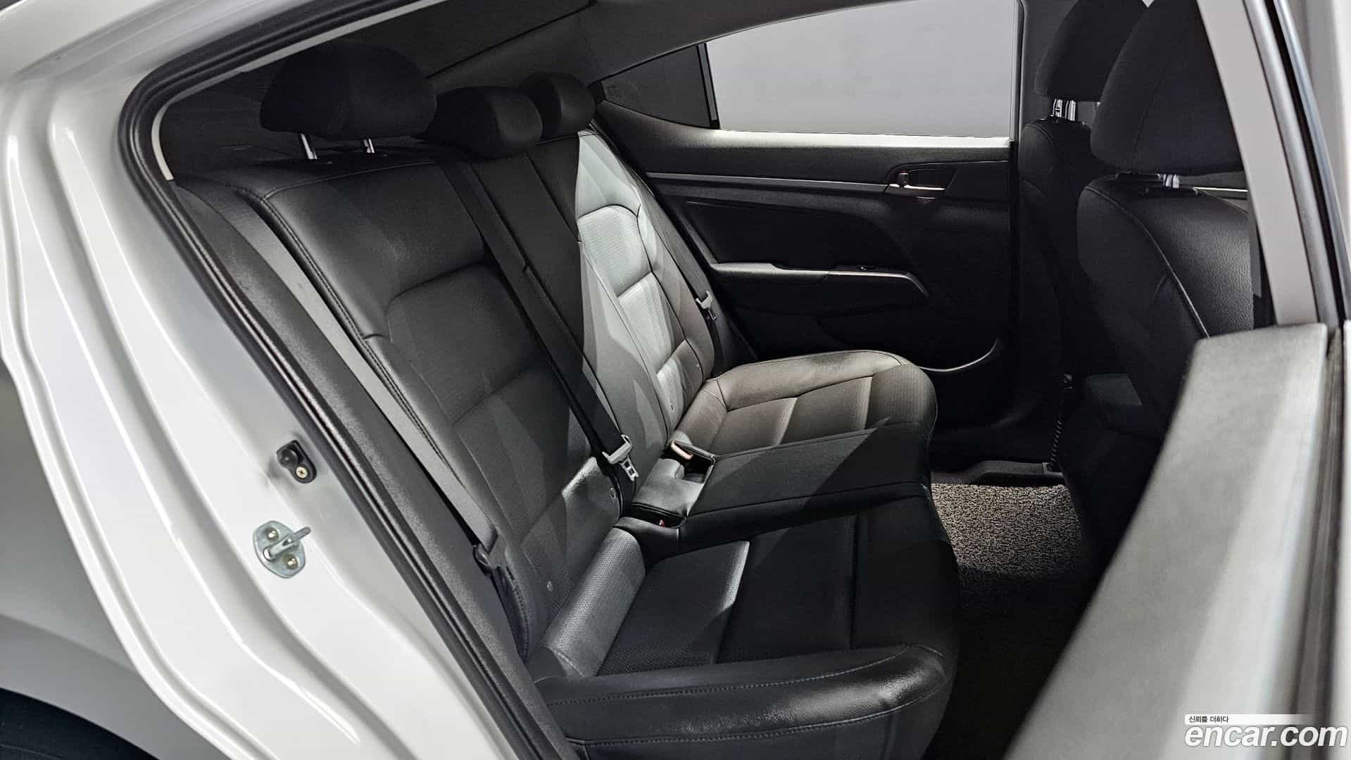 AVANTE Hyundai 2017.10-OPTION-015