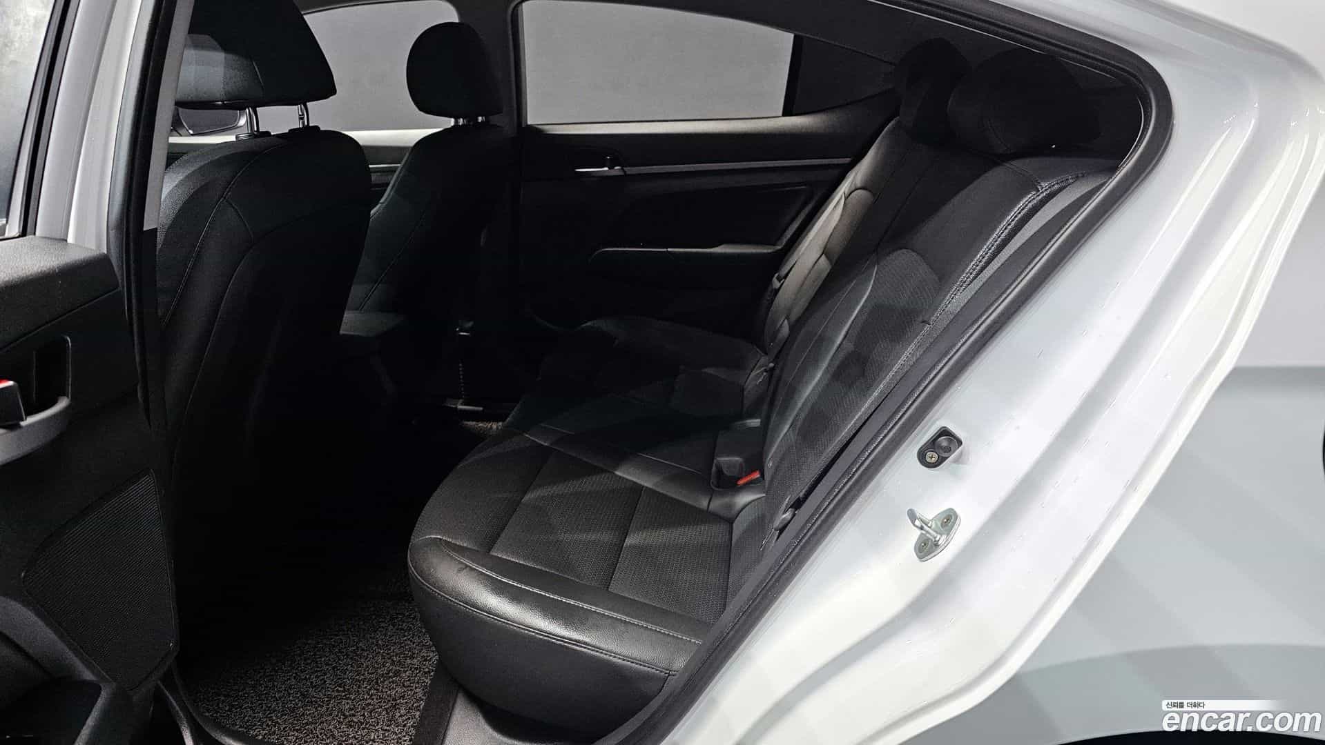 AVANTE Hyundai 2017.10-OPTION-016