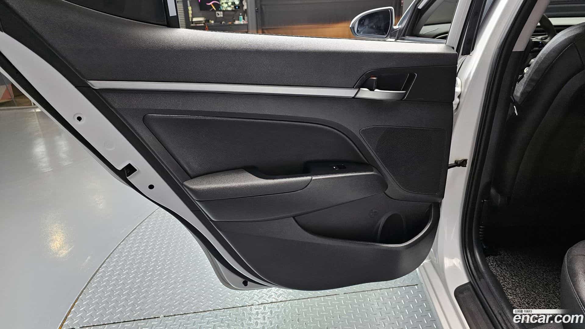 AVANTE Hyundai 2017.10-INNER-035