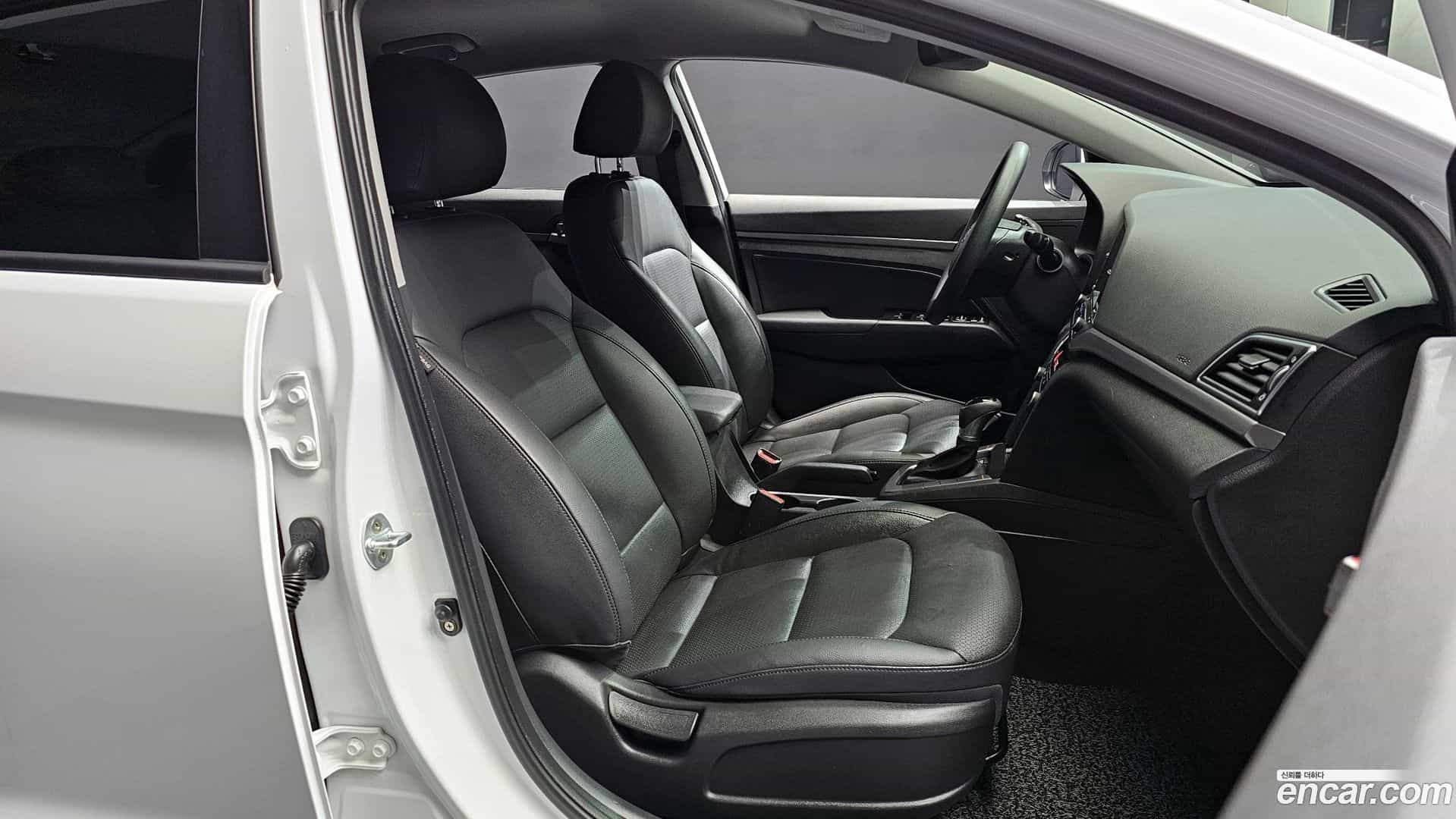 AVANTE Hyundai 2017.10-INNER-036