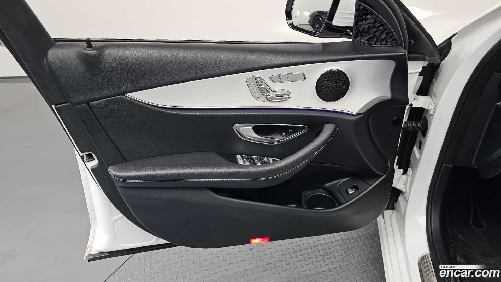 E-Class Mercedes-Benz 2020.10-INNER-034
