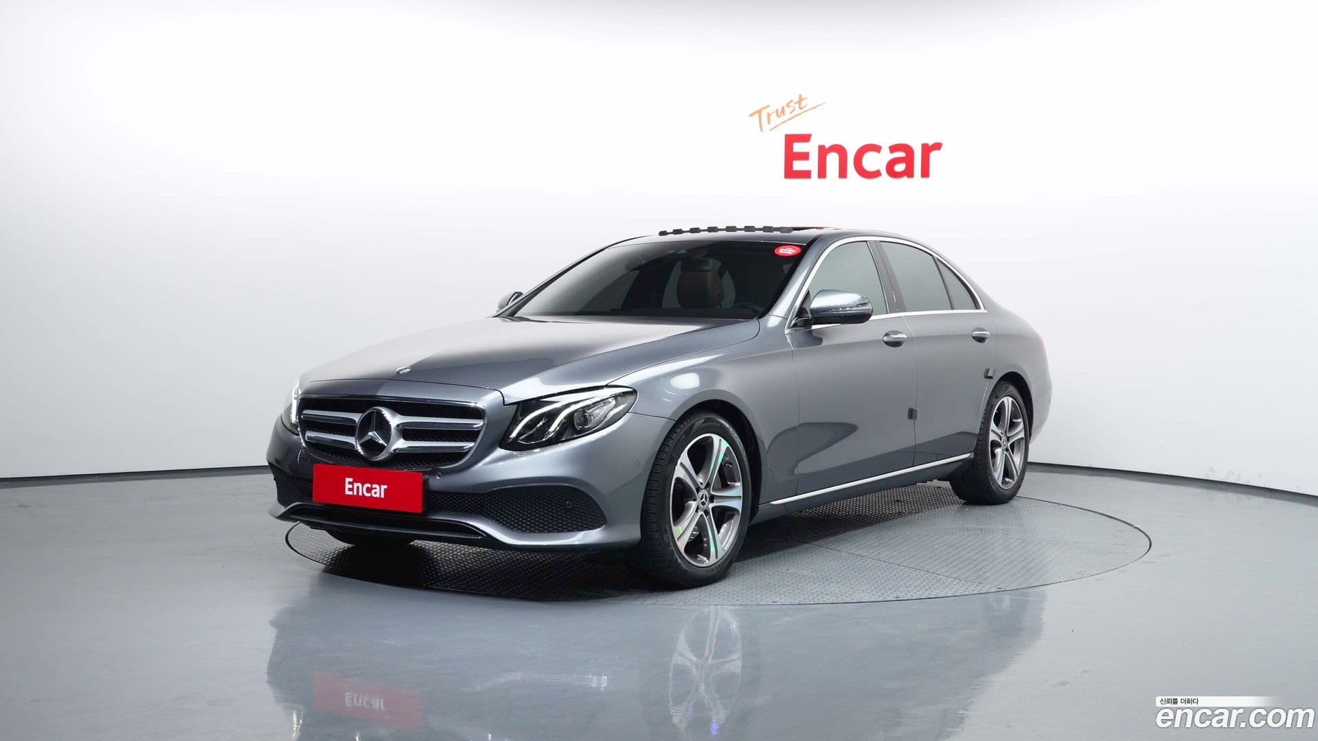 Main__Slider__Photo:E-Class Mercedes-Benz 2019.8-0