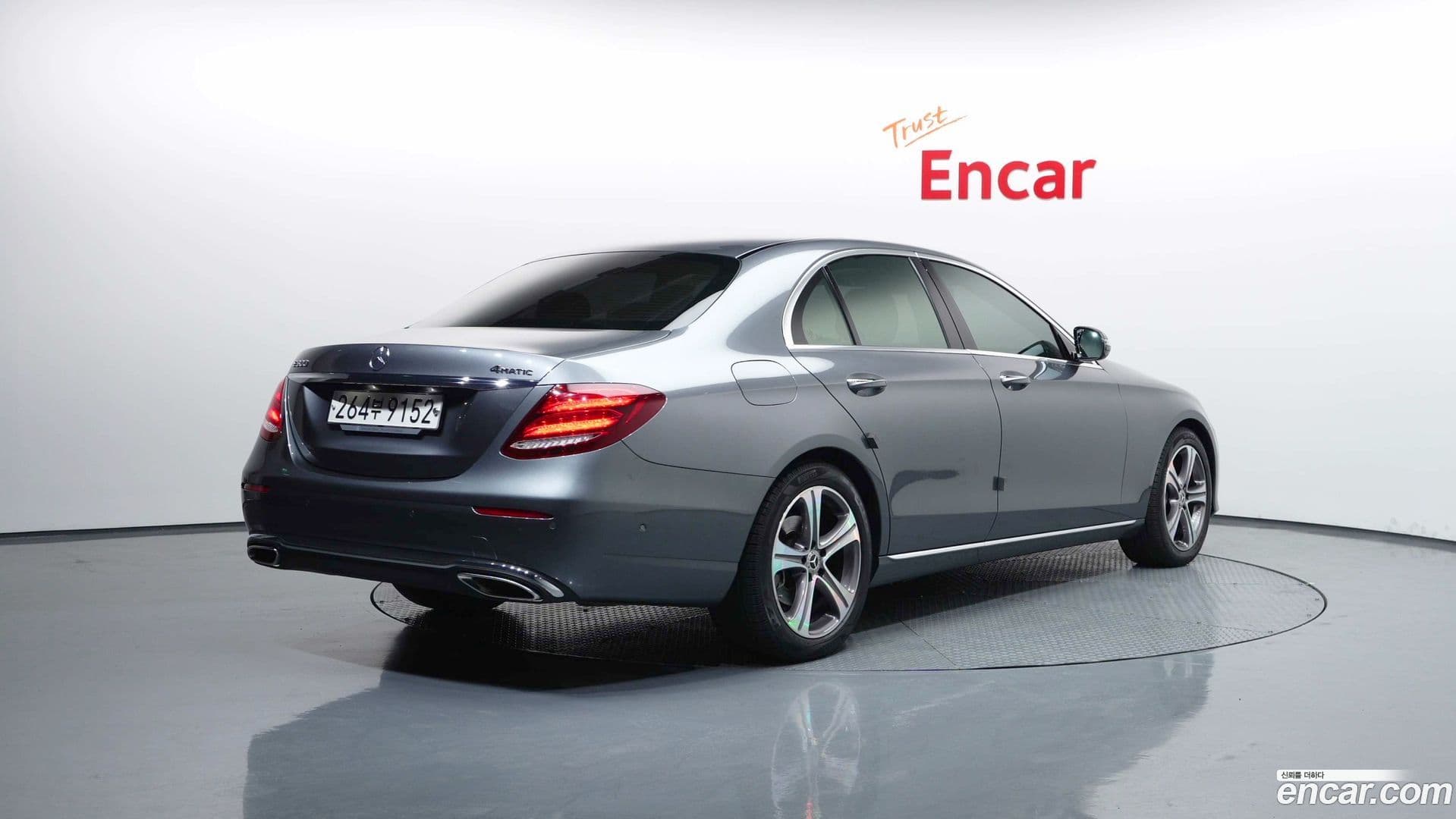 Main__Slider__Photo:E-Class Mercedes-Benz 2019.8-1