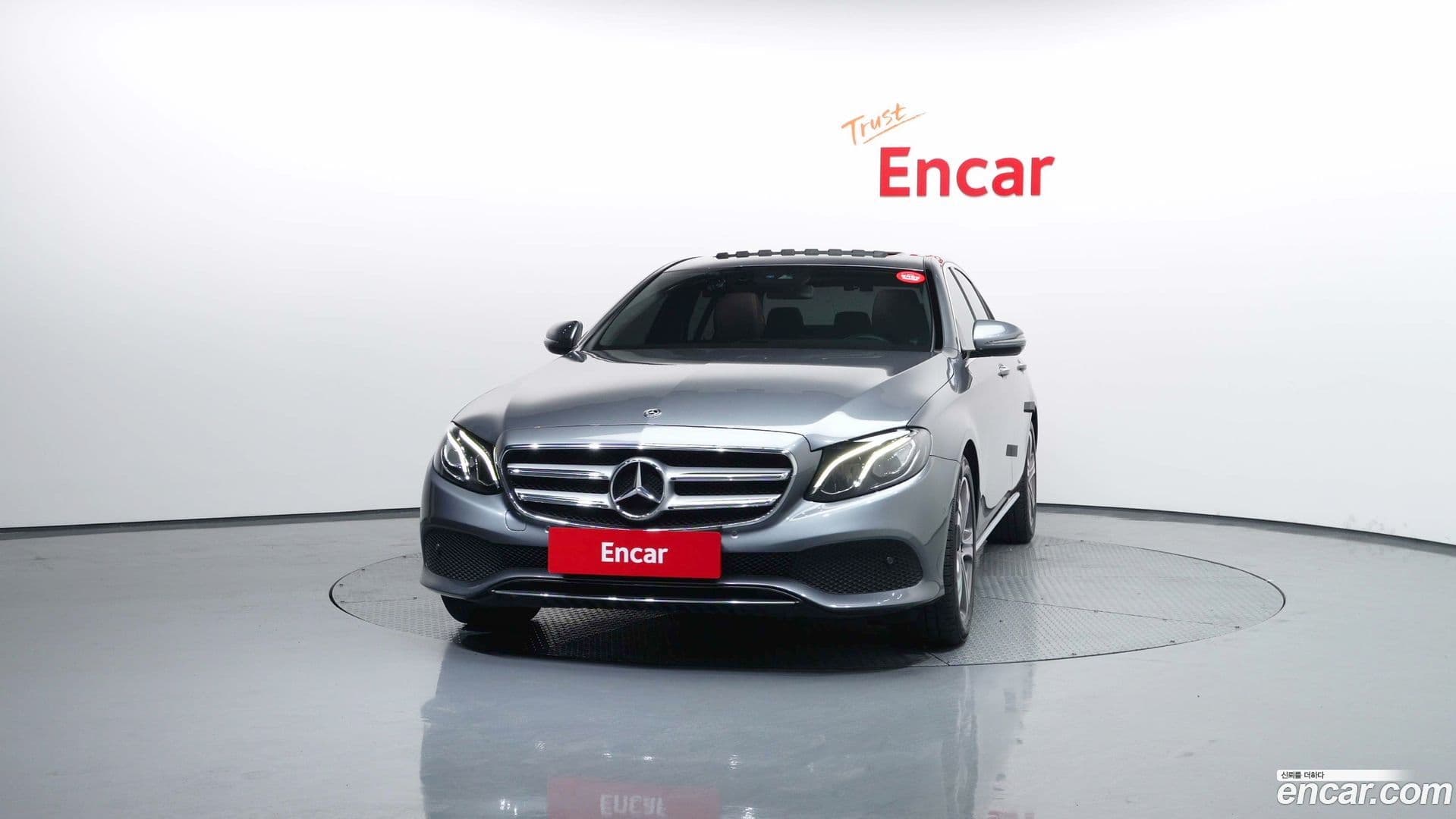 Main__Slider__Photo:E-Class Mercedes-Benz 2019.8-2