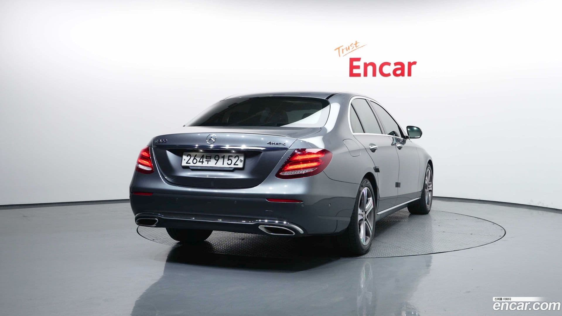 Main__Slider__Photo:E-Class Mercedes-Benz 2019.8-3