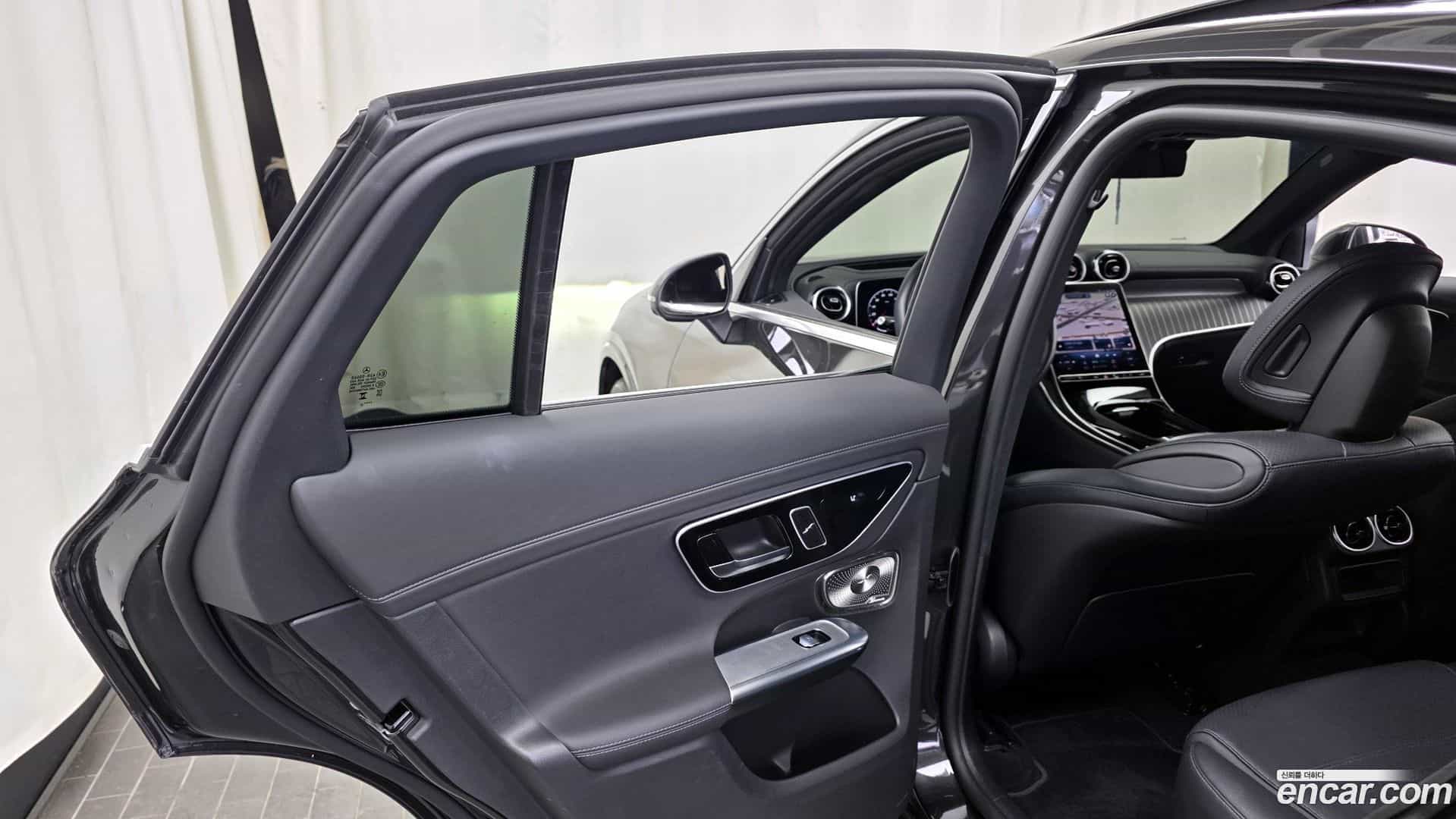 GLC-Class Mercedes-Benz 2023.11-INNER-035