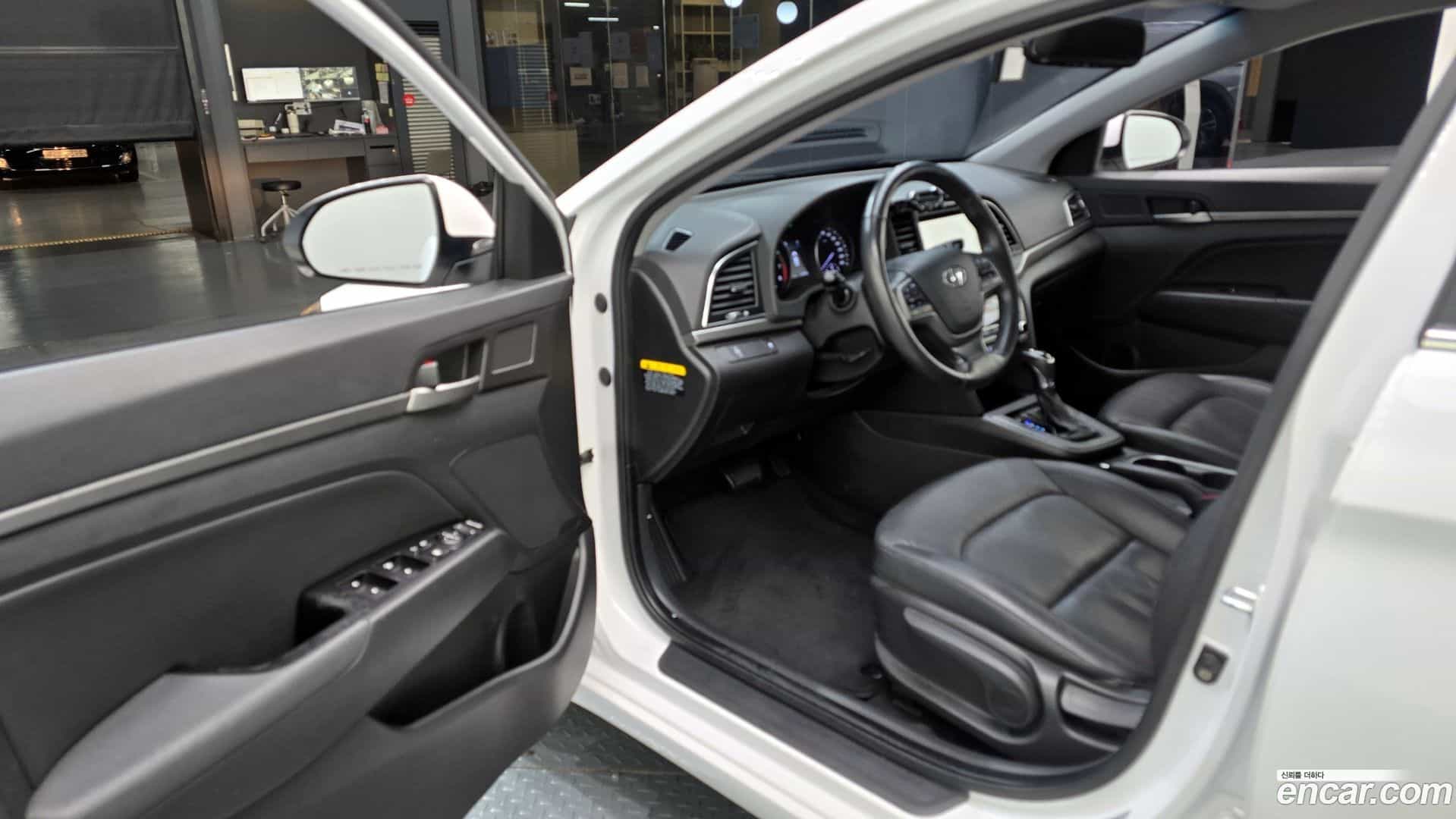 AVANTE Hyundai 2016.2-INNER-010