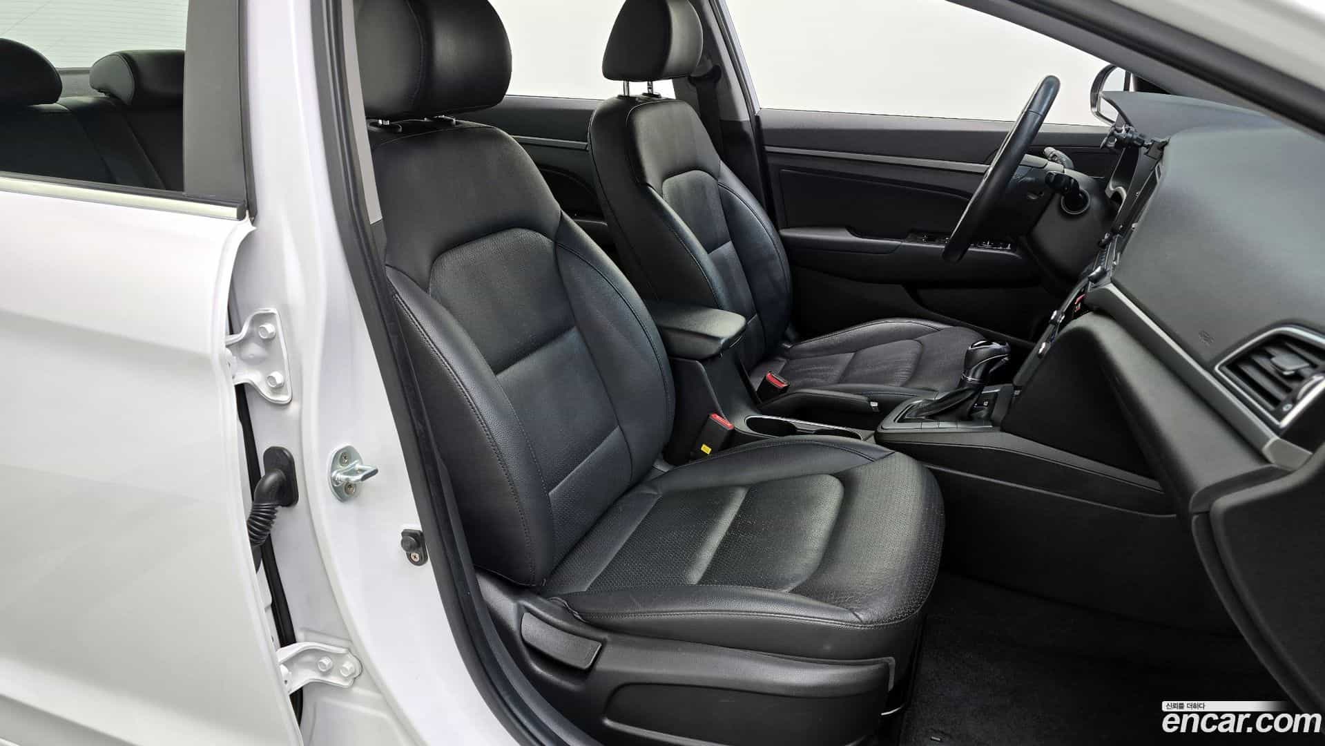 AVANTE Hyundai 2016.2-OPTION-016