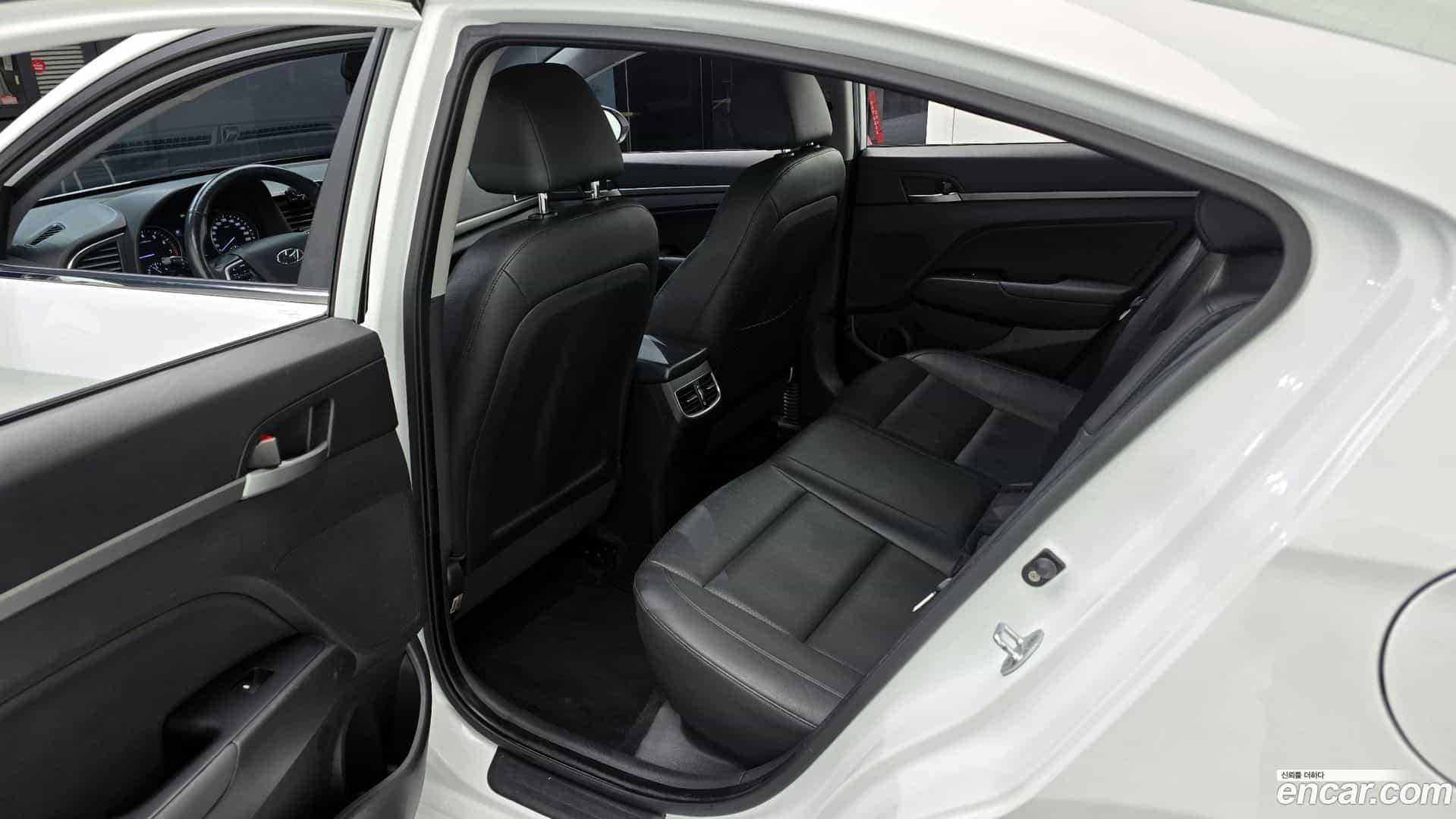 AVANTE Hyundai 2016.2-INNER-036