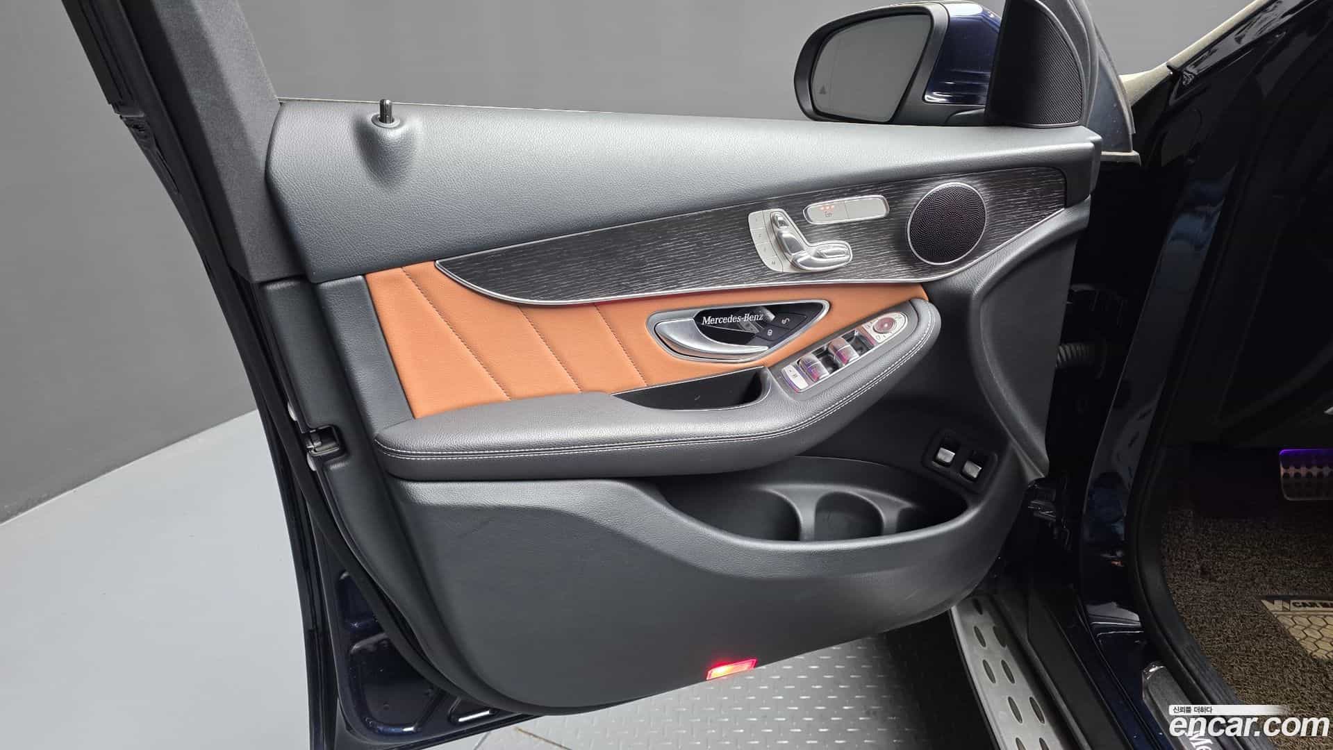GLC-Class Mercedes-Benz 2021.0-INNER-034
