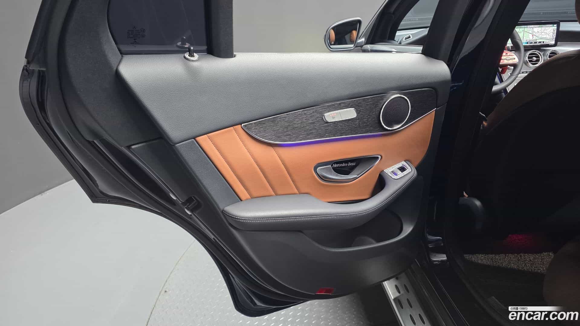 GLC-Class Mercedes-Benz 2021.0-INNER-035