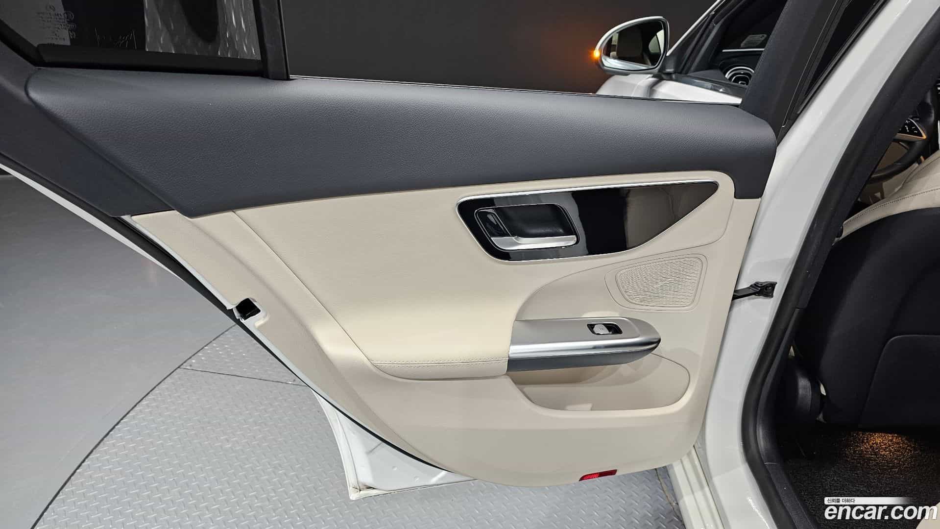 C-Class Mercedes-Benz 2023.4-INNER-035