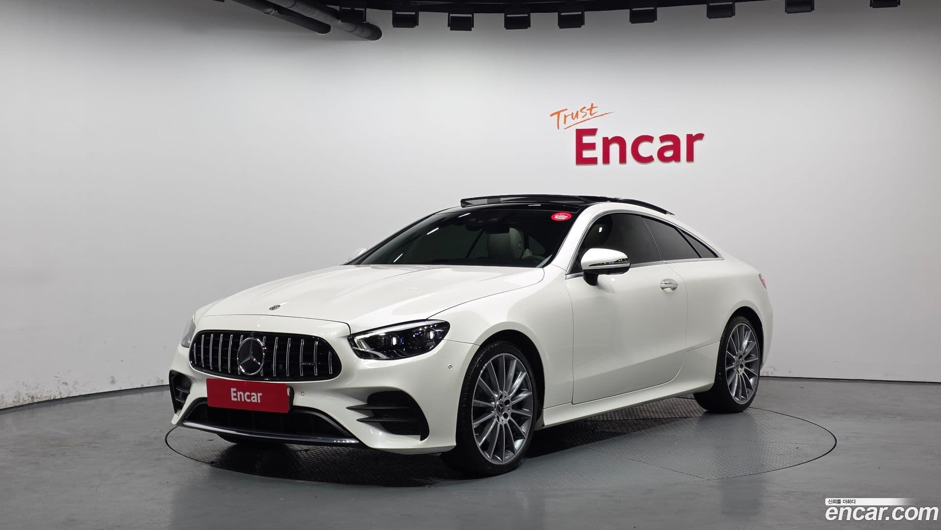 Main__Slider__Photo:E-Class Mercedes-Benz 2021.4-0
