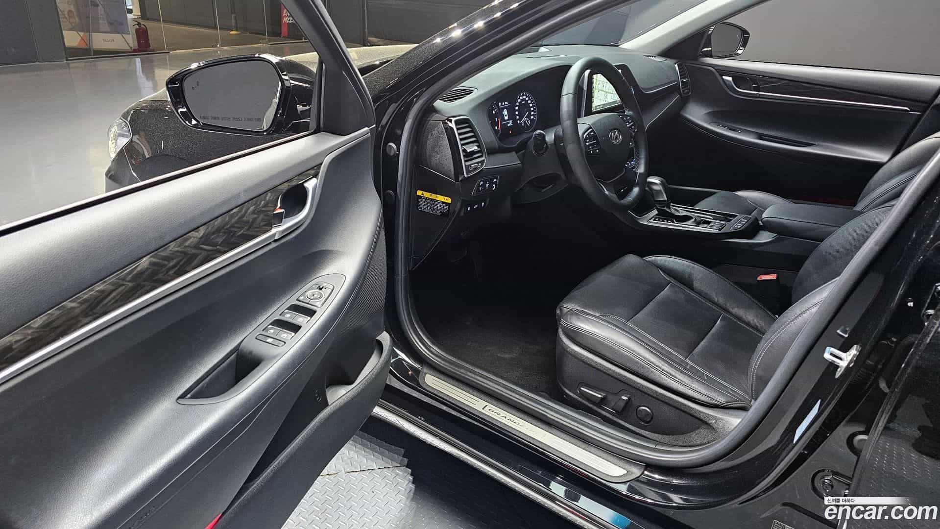 Grandeur Hyundai 2018.2-INNER-010
