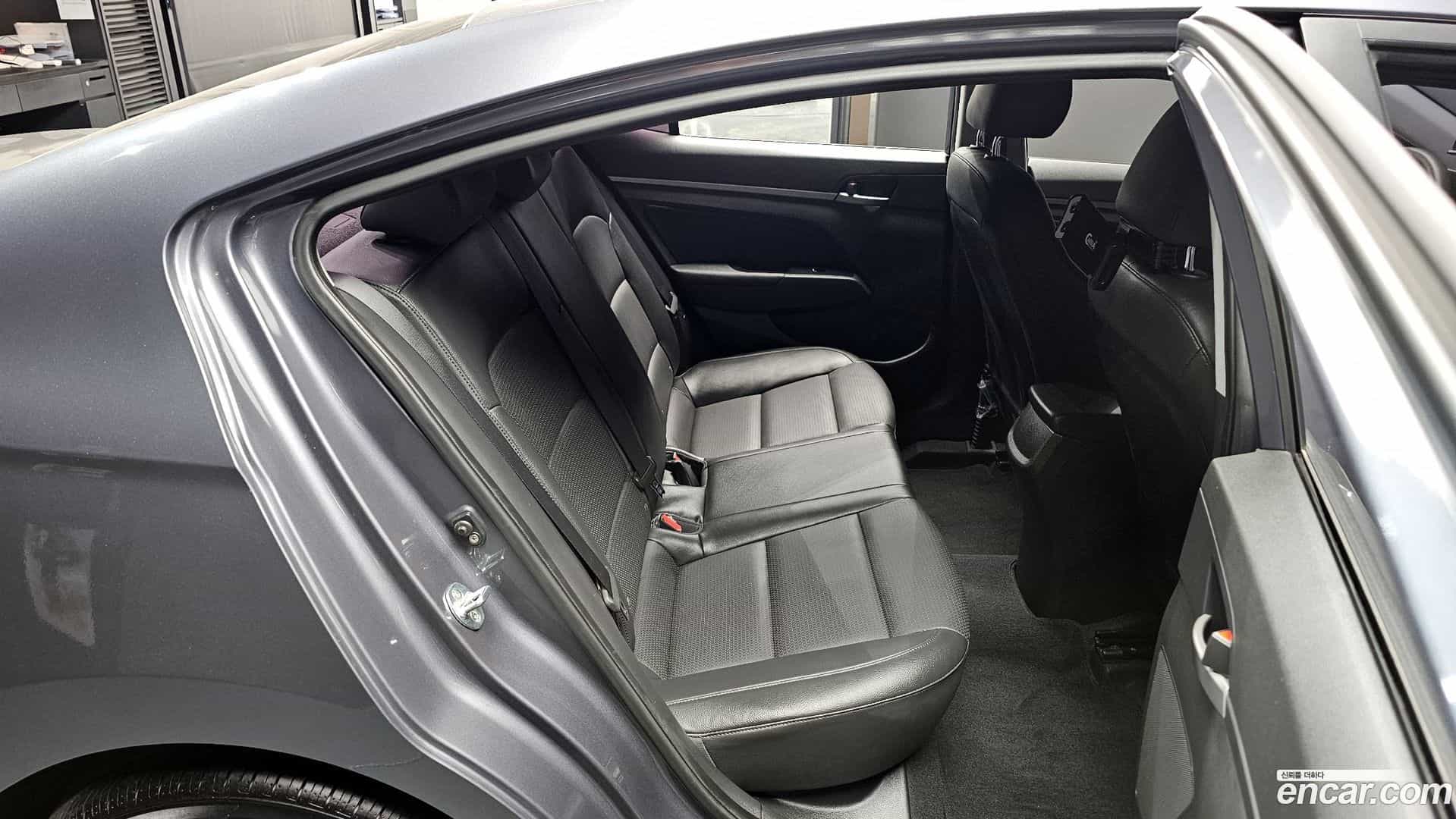 AVANTE Hyundai 2017.8-OPTION-015