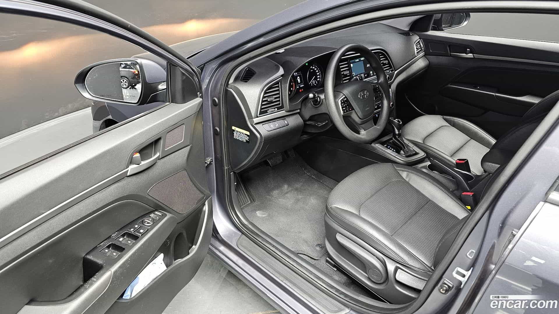 AVANTE Hyundai 2017.8-OPTION-016