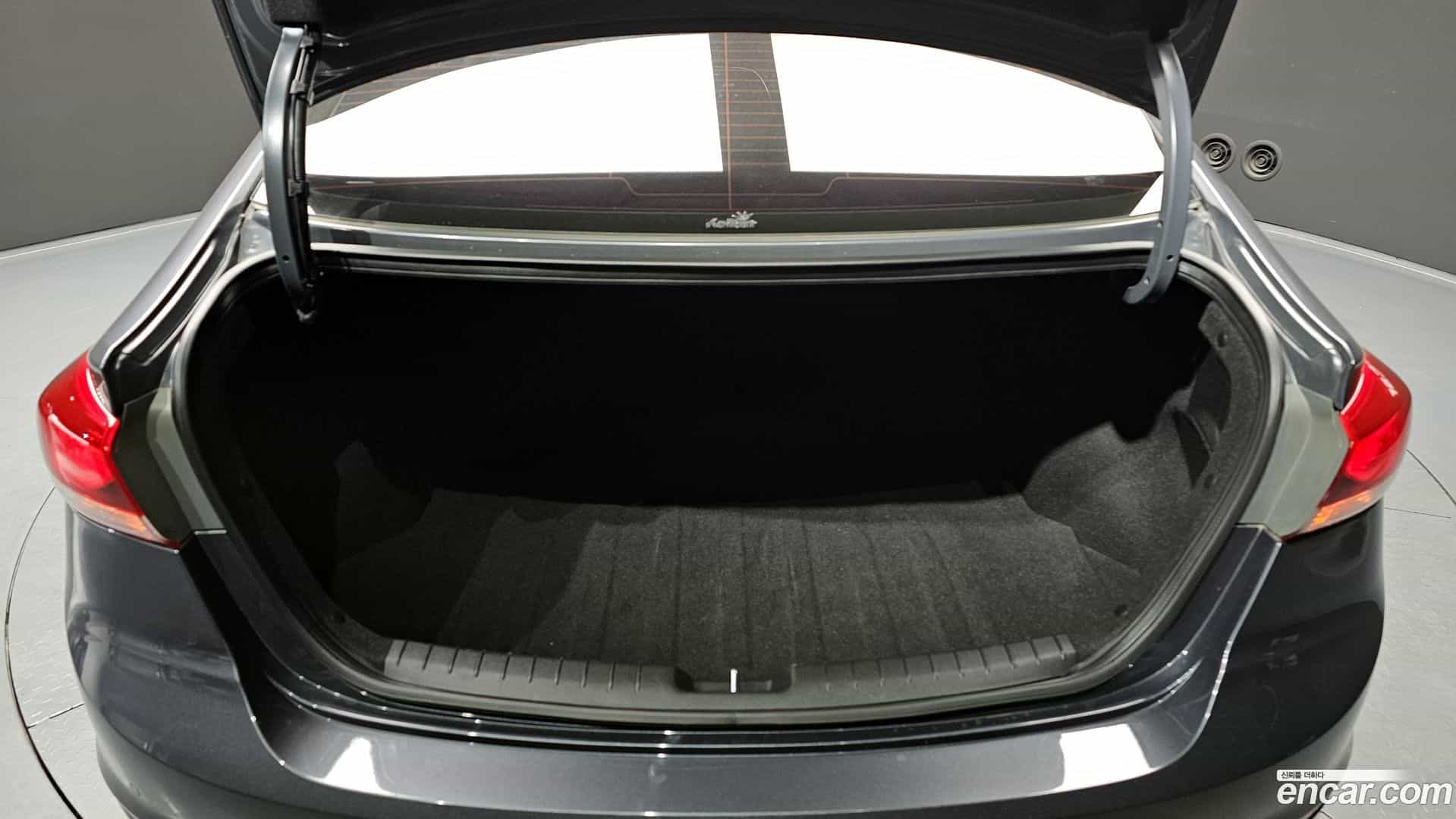 AVANTE Hyundai 2017.8-OPTION-024