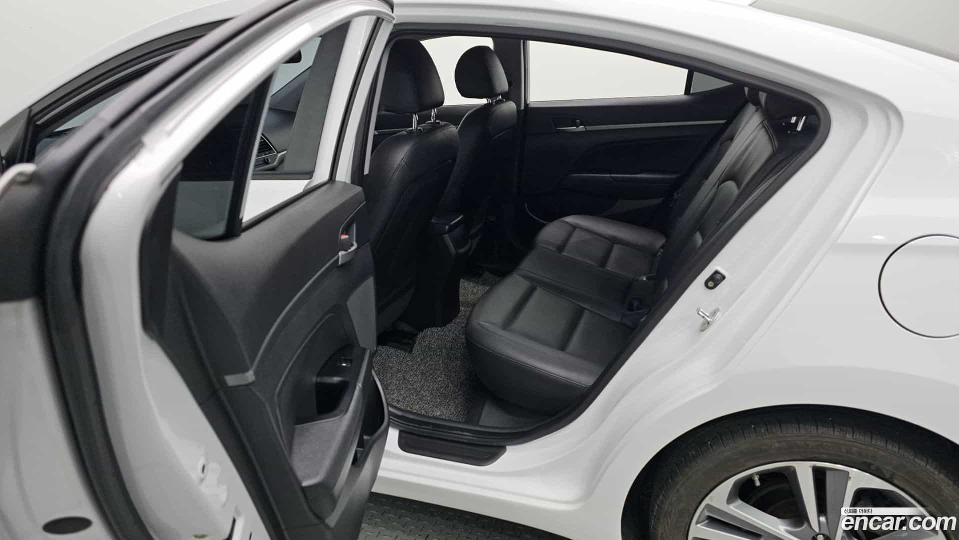 AVANTE Hyundai 2018.3-OPTION-017