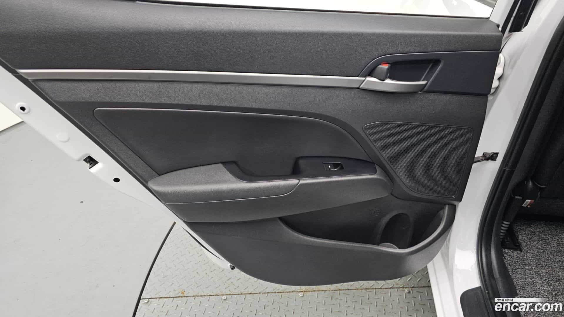 AVANTE Hyundai 2018.3-INNER-035