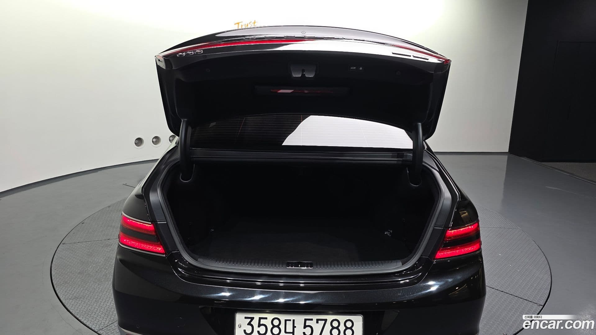 Main__Slider__Photo:G90 Genesis 2019.5-19