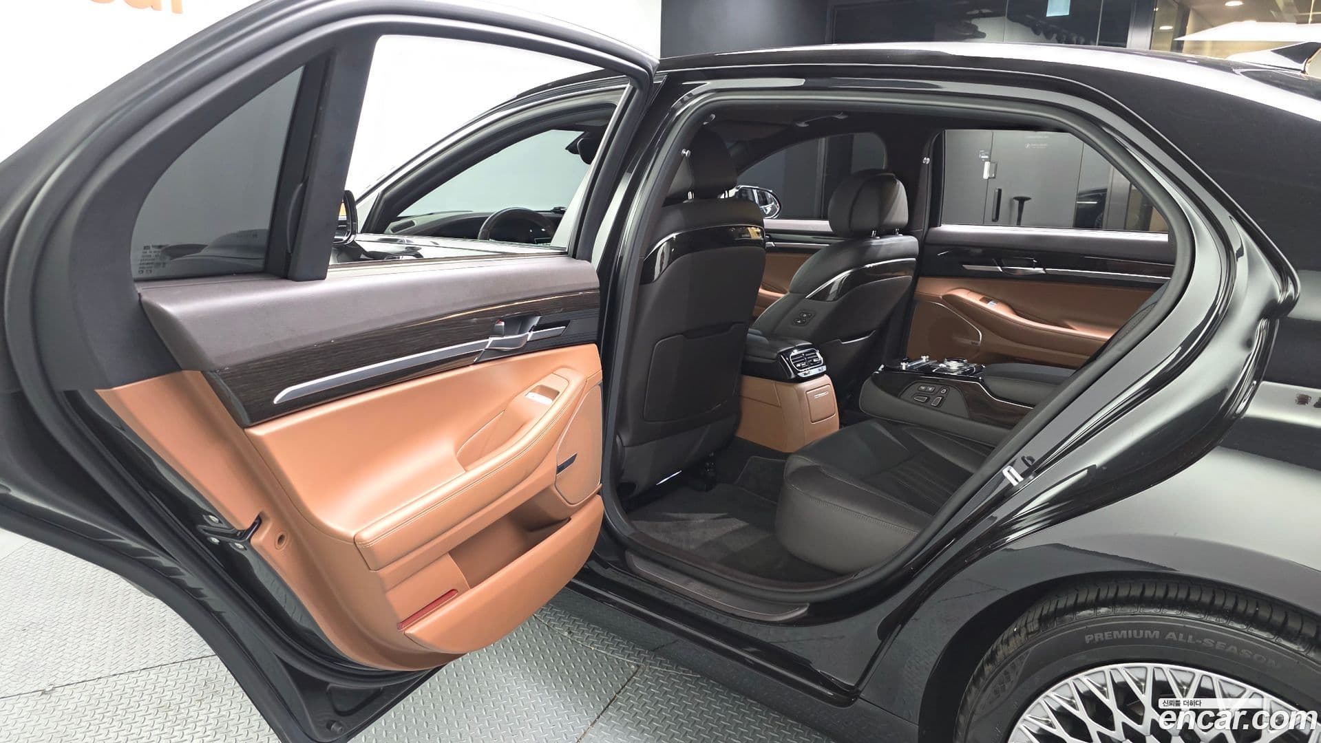 Main__Slider__Photo:G90 Genesis 2019.5-25