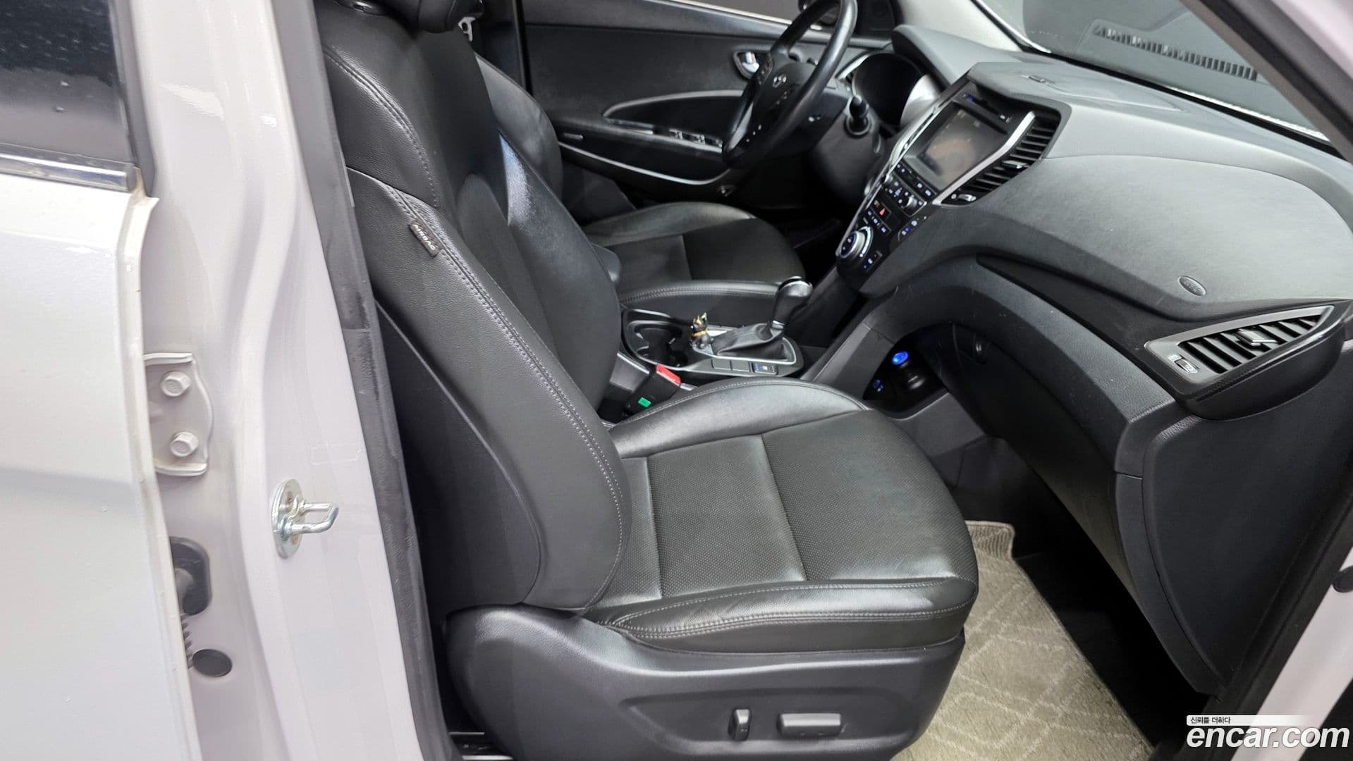 Main__Slider__Photo:Santafe Hyundai 2016.2-25