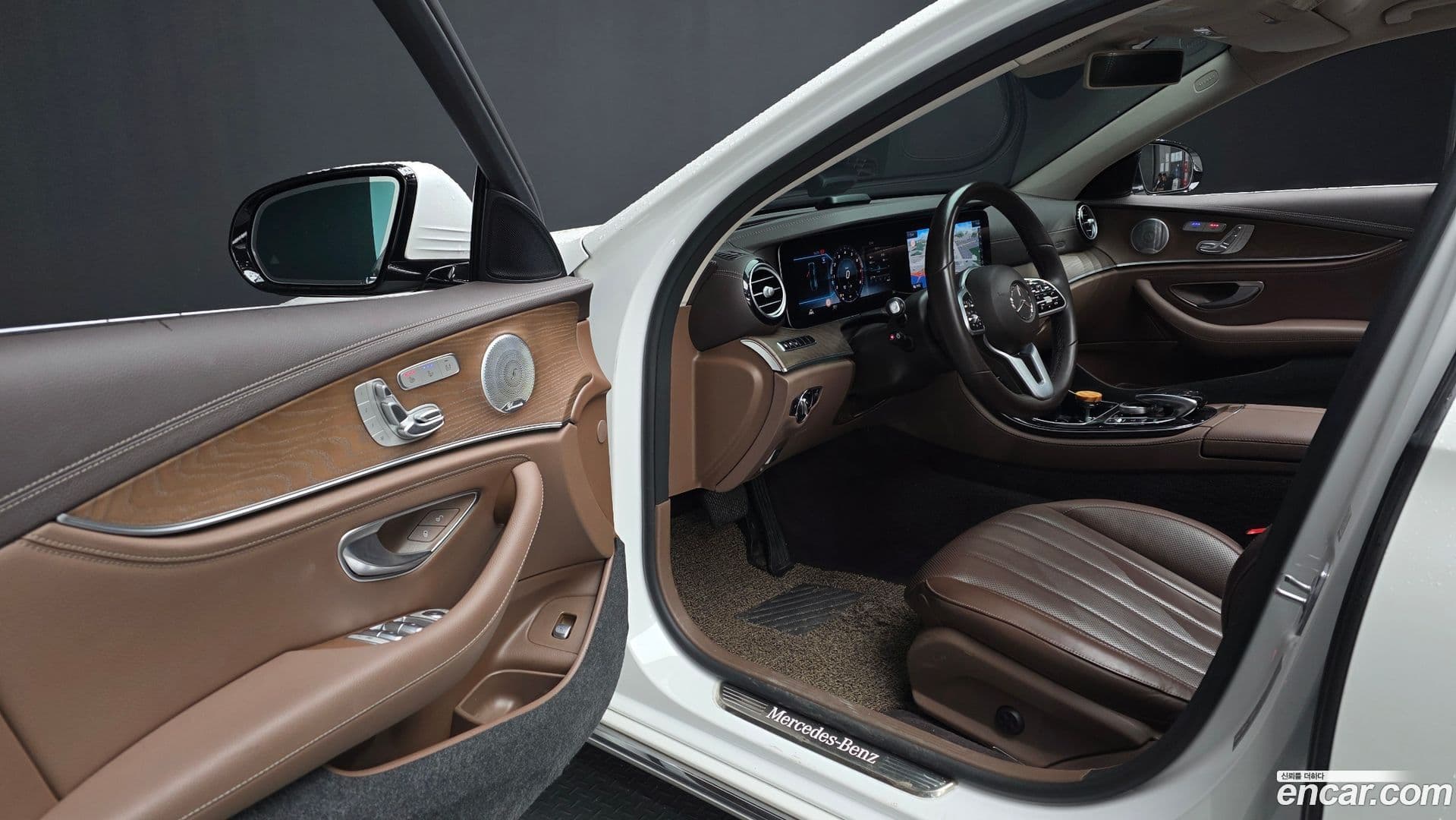Main__Slider__Photo:E-Class Mercedes-Benz 2020.5-9