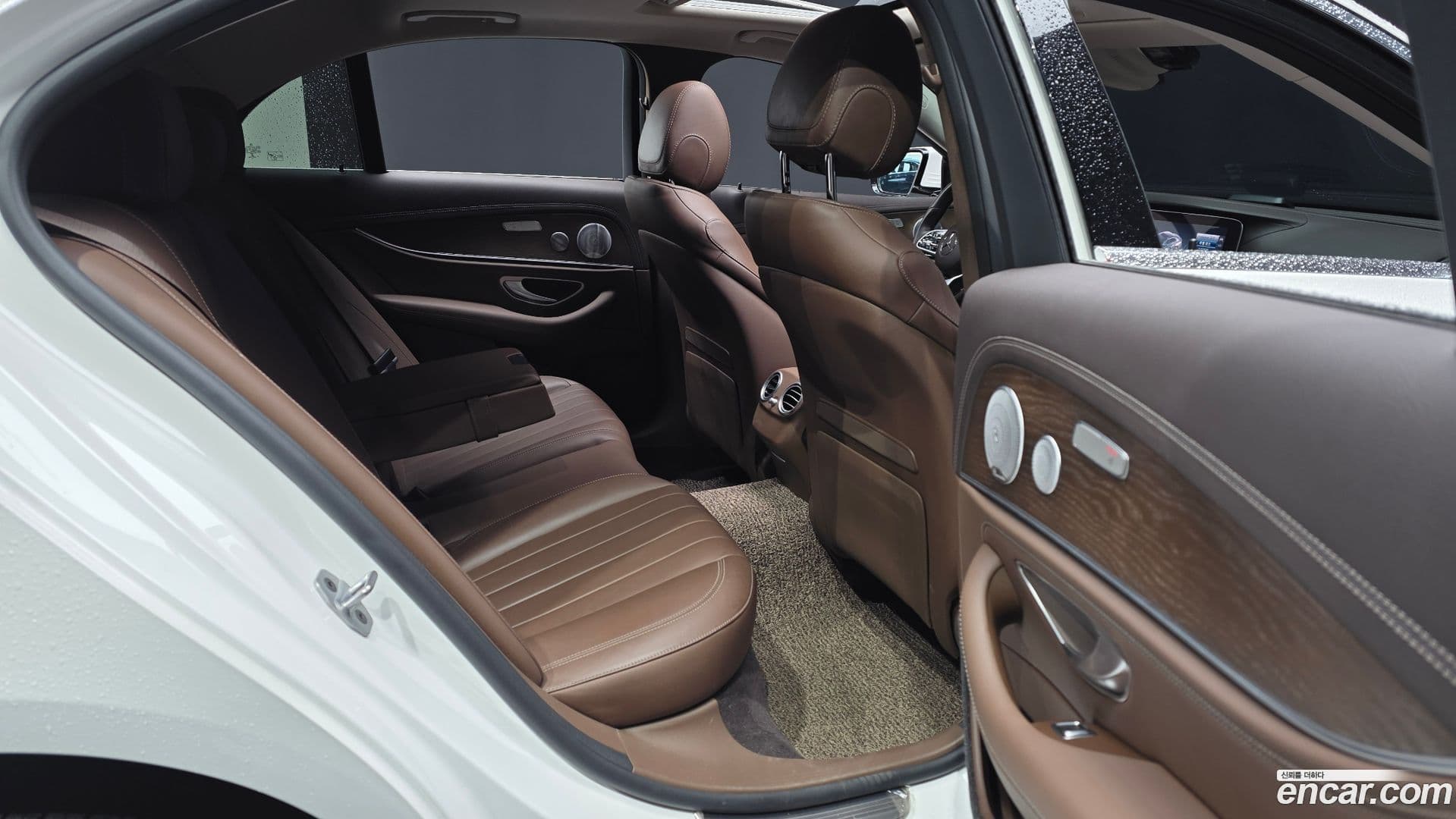 Main__Slider__Photo:E-Class Mercedes-Benz 2020.5-11