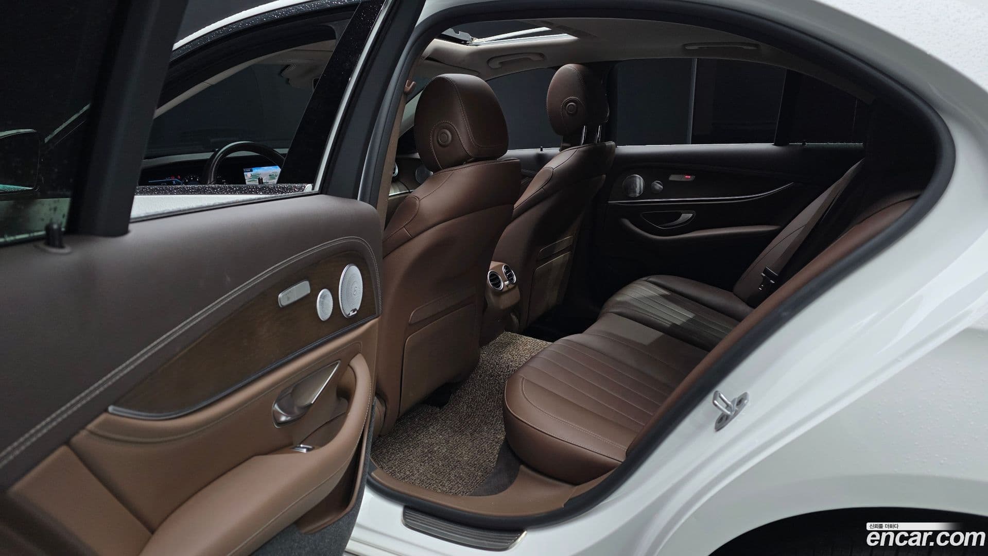 Main__Slider__Photo:E-Class Mercedes-Benz 2020.5-25