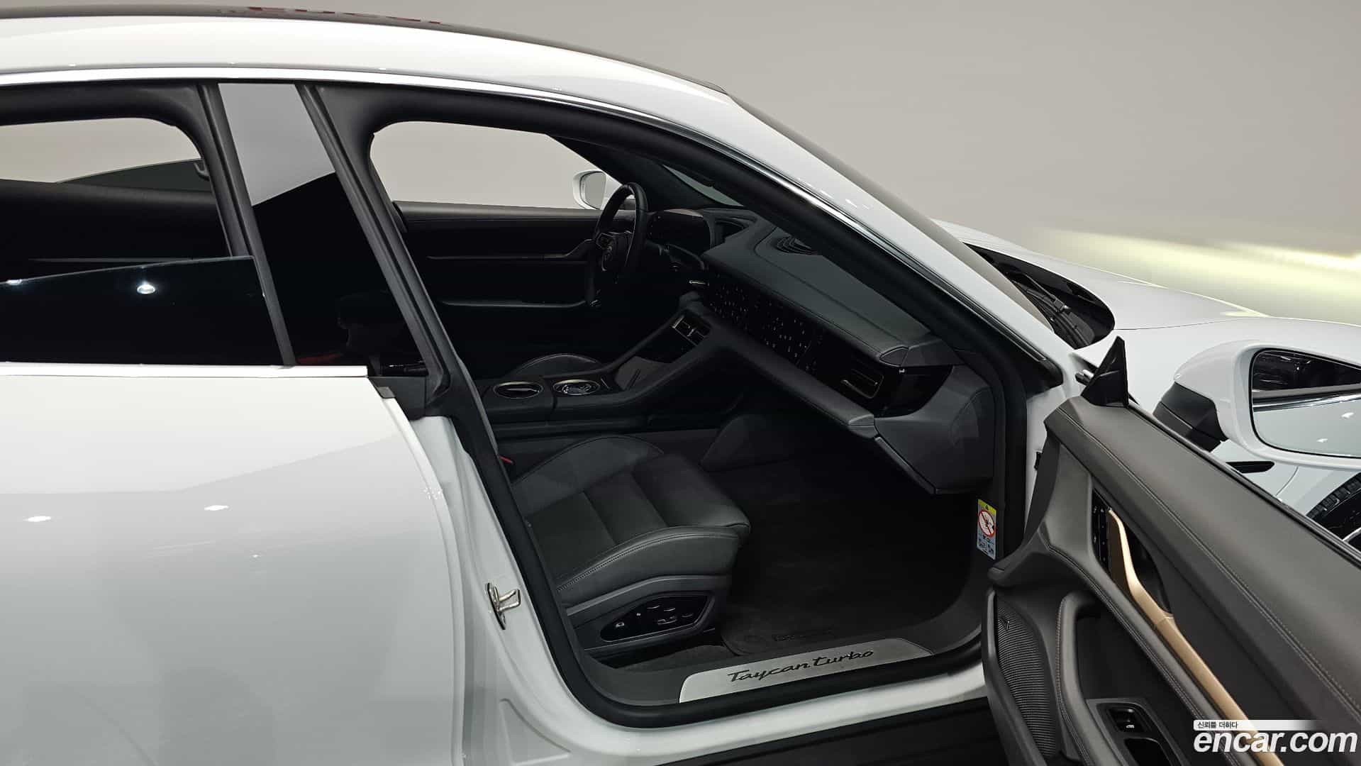 Taycan Porsche 2021.5-INNER-036