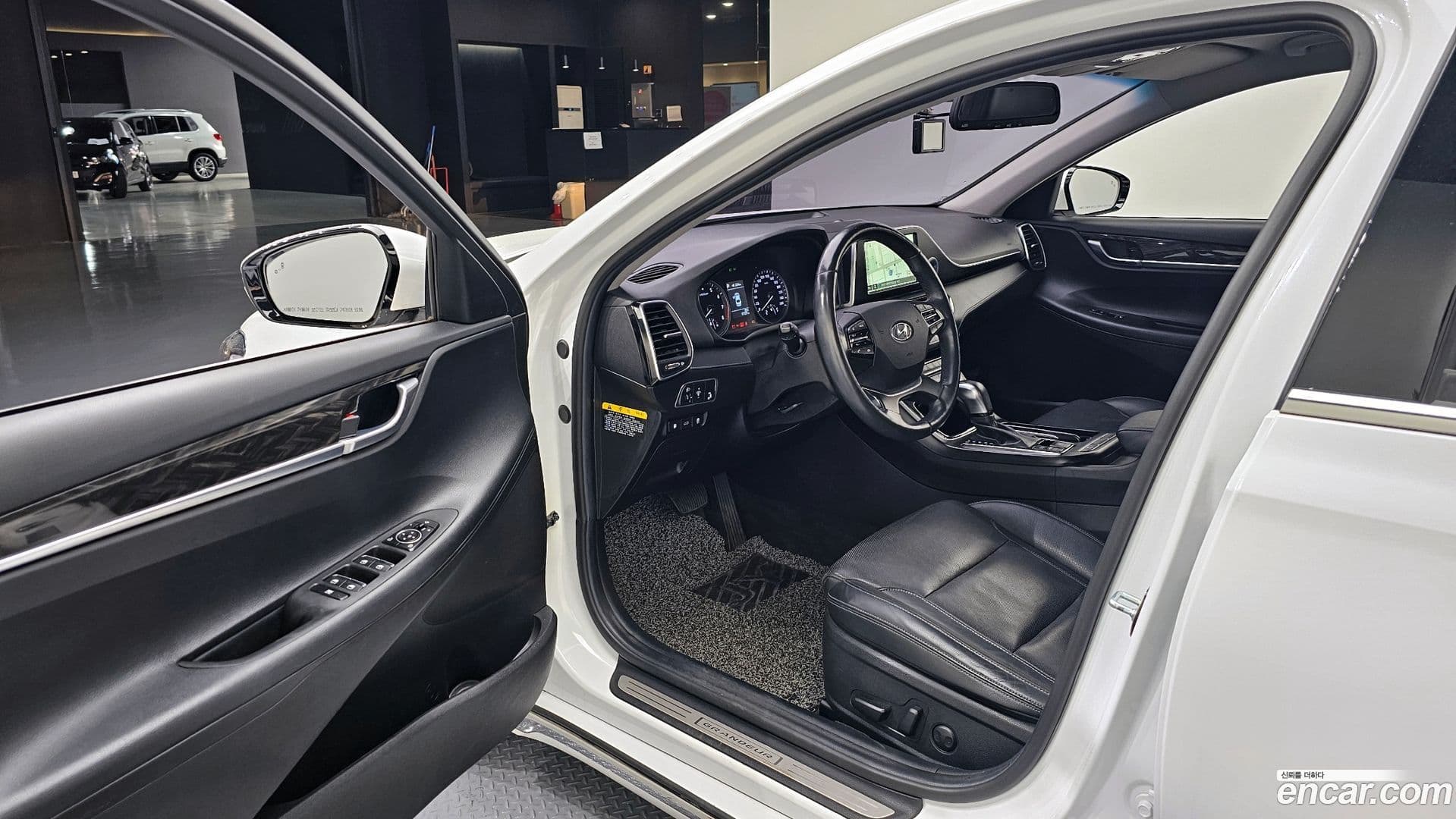 Main__Slider__Photo:Grandeur Hyundai 2017.5-9